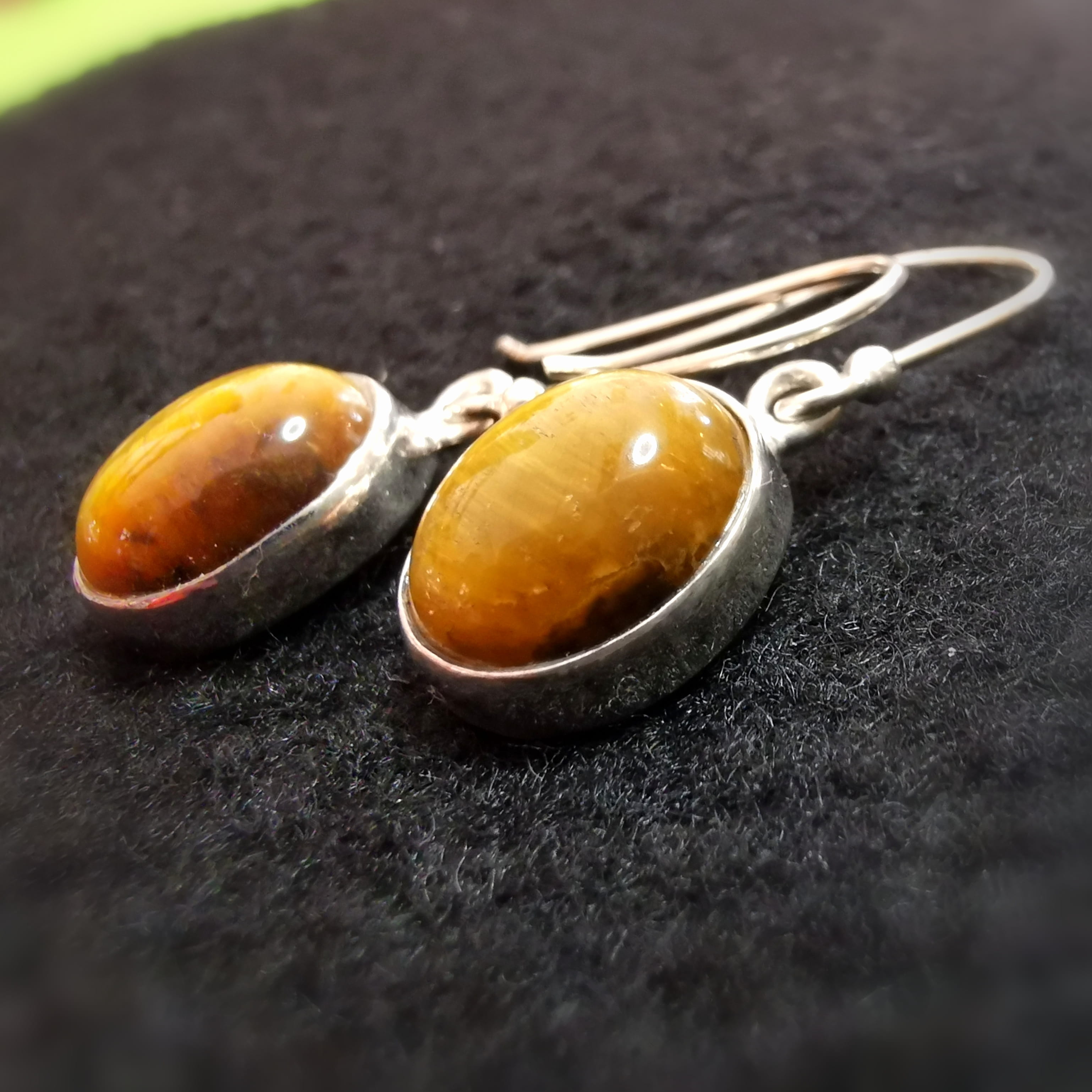 Tigerauge Edelstein Ohrringe oval – Mut, Harmonie & innere Stärke