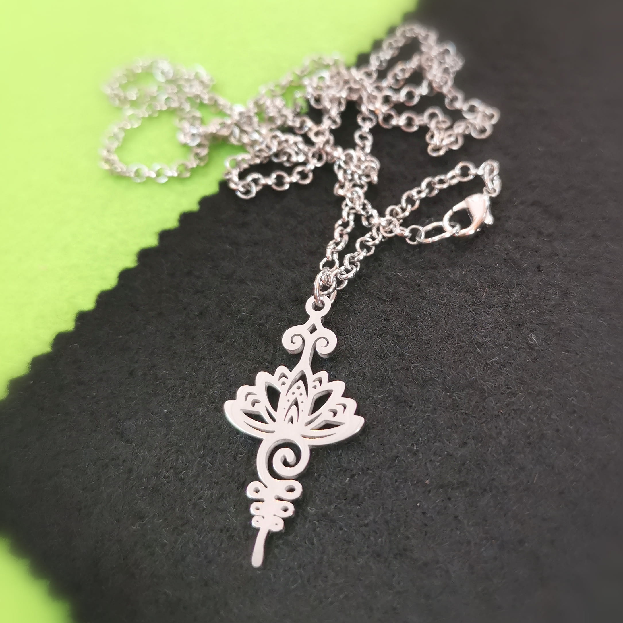 Yoga Lotus Edelstahl Kette Silber – geweiht für Inspiration & inneres Wachstum