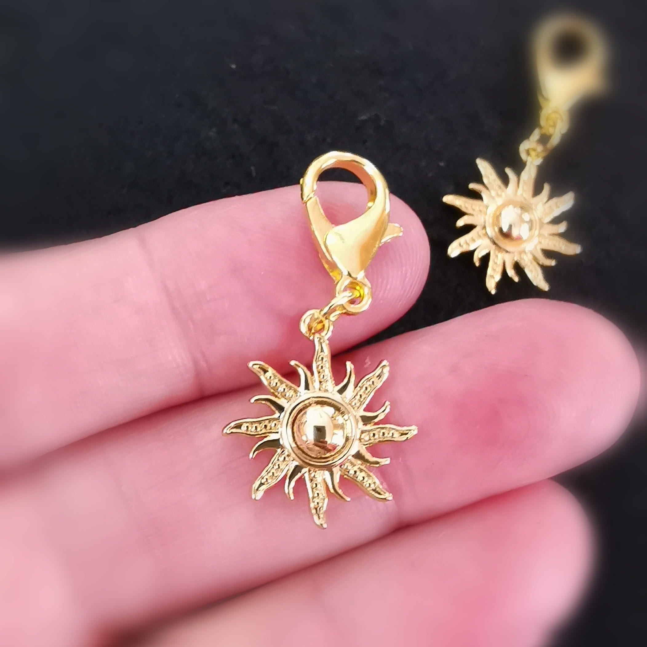 Gold Charm Sonne Edelstahl mit Karabiner – geweiht für Lebensfreude, Licht & neue Energie