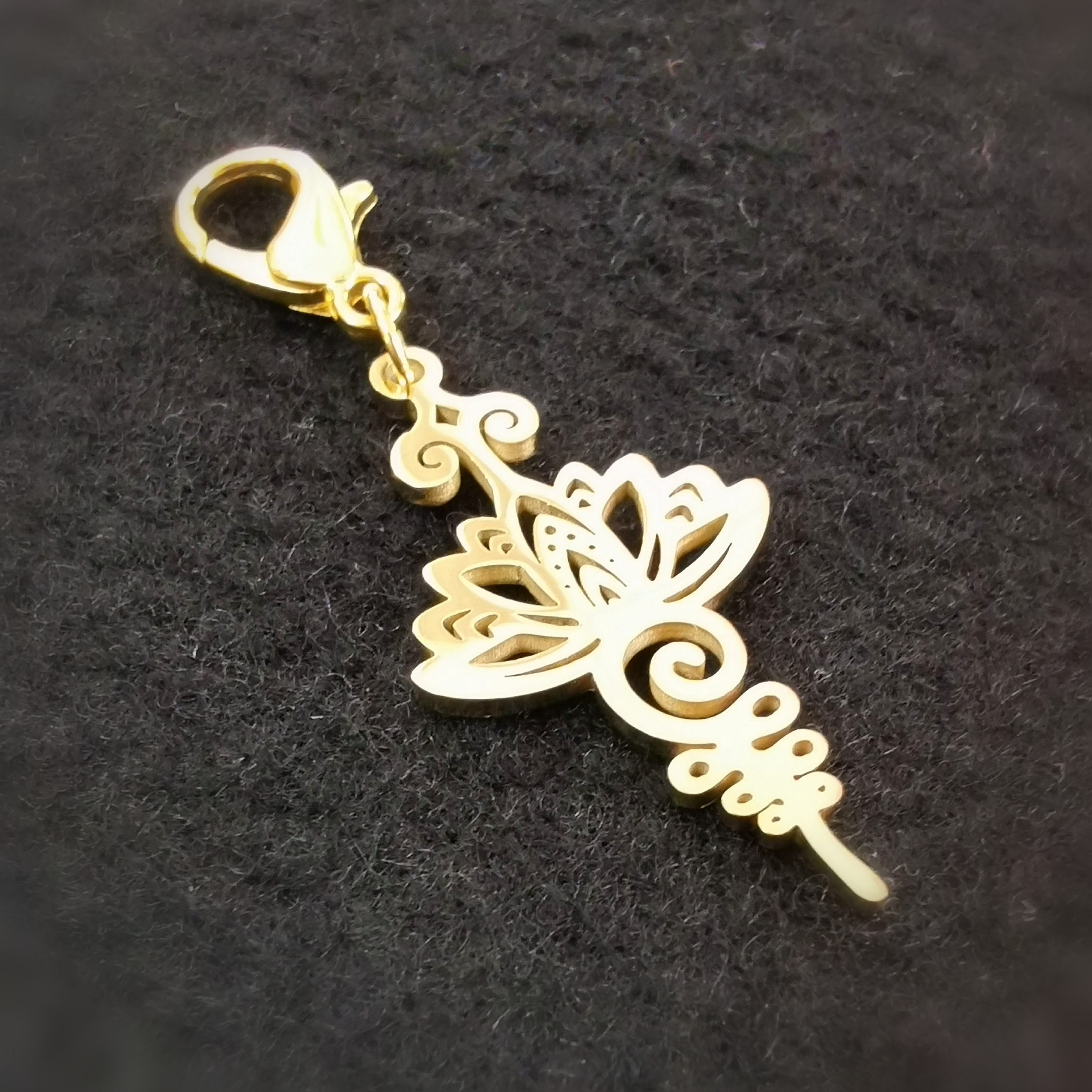 Gold Edelstahl Lotus Yoga Charm – geweiht für Erwachen, Harmonie & innere Balance