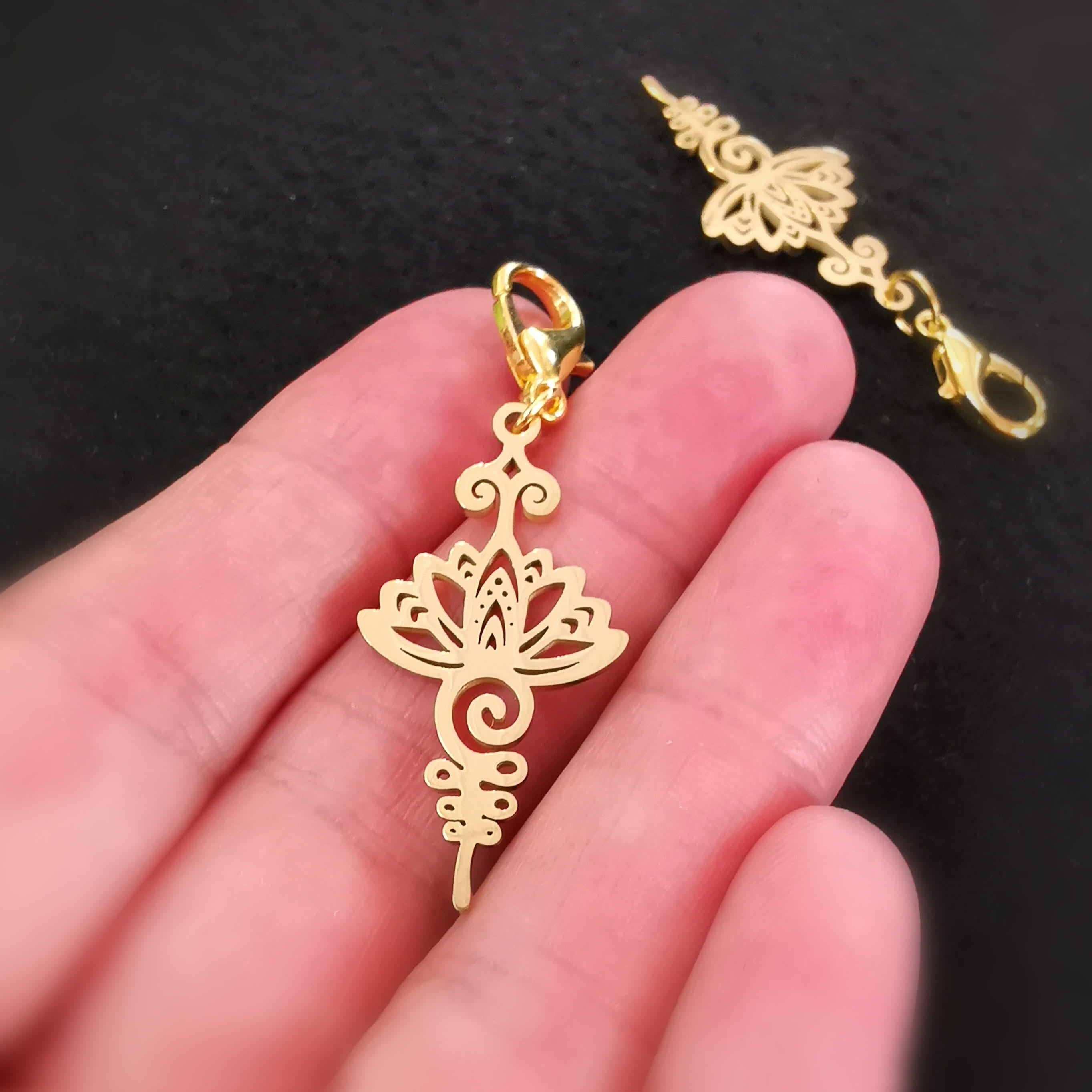 Gold Edelstahl Lotus Yoga Charm – geweiht für Erwachen, Harmonie & innere Balance