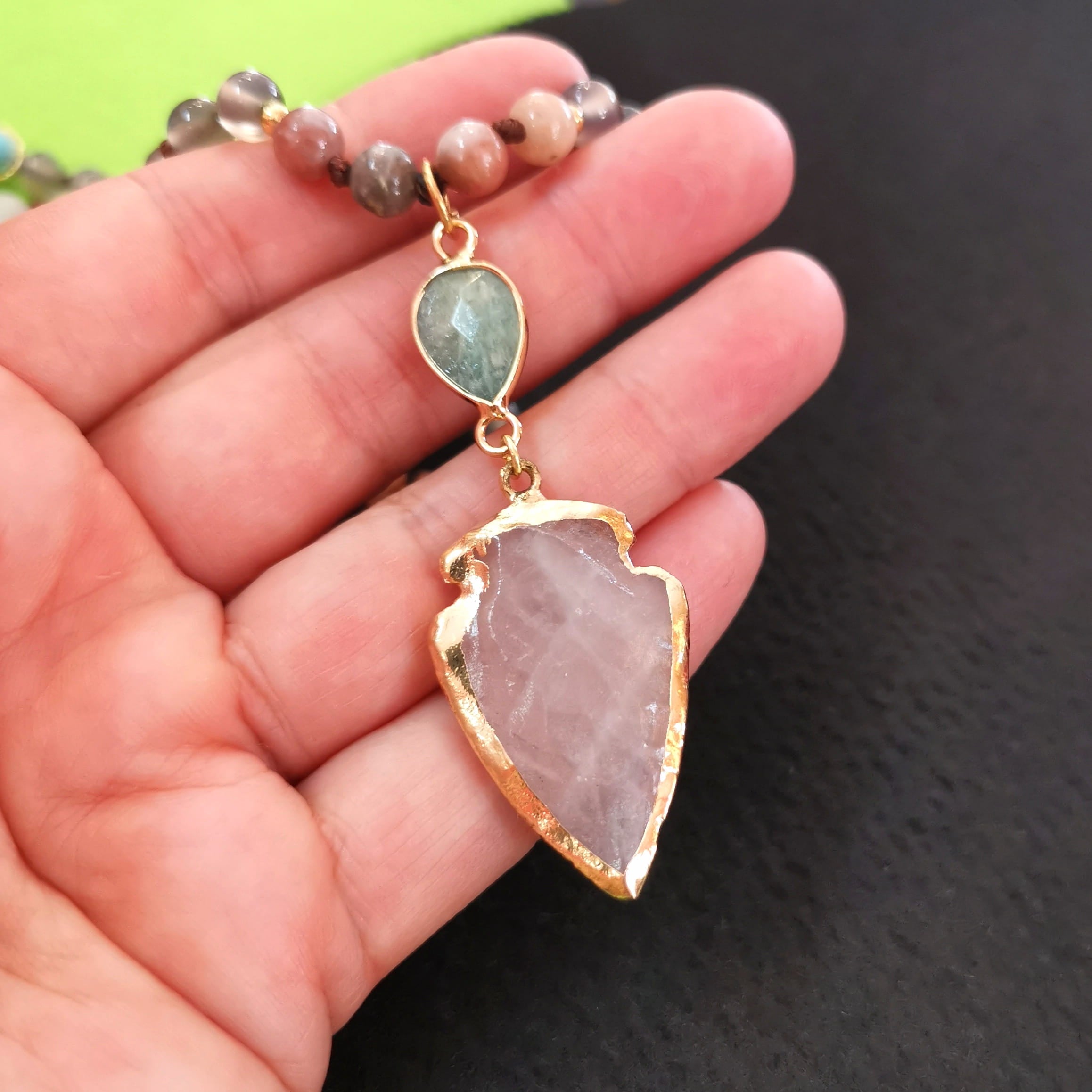 Lange Edelstein Kette mit Amazonit & Rosenquarz Pfeilspitze – geweiht für Liebe, Freiheit & innere Stärke