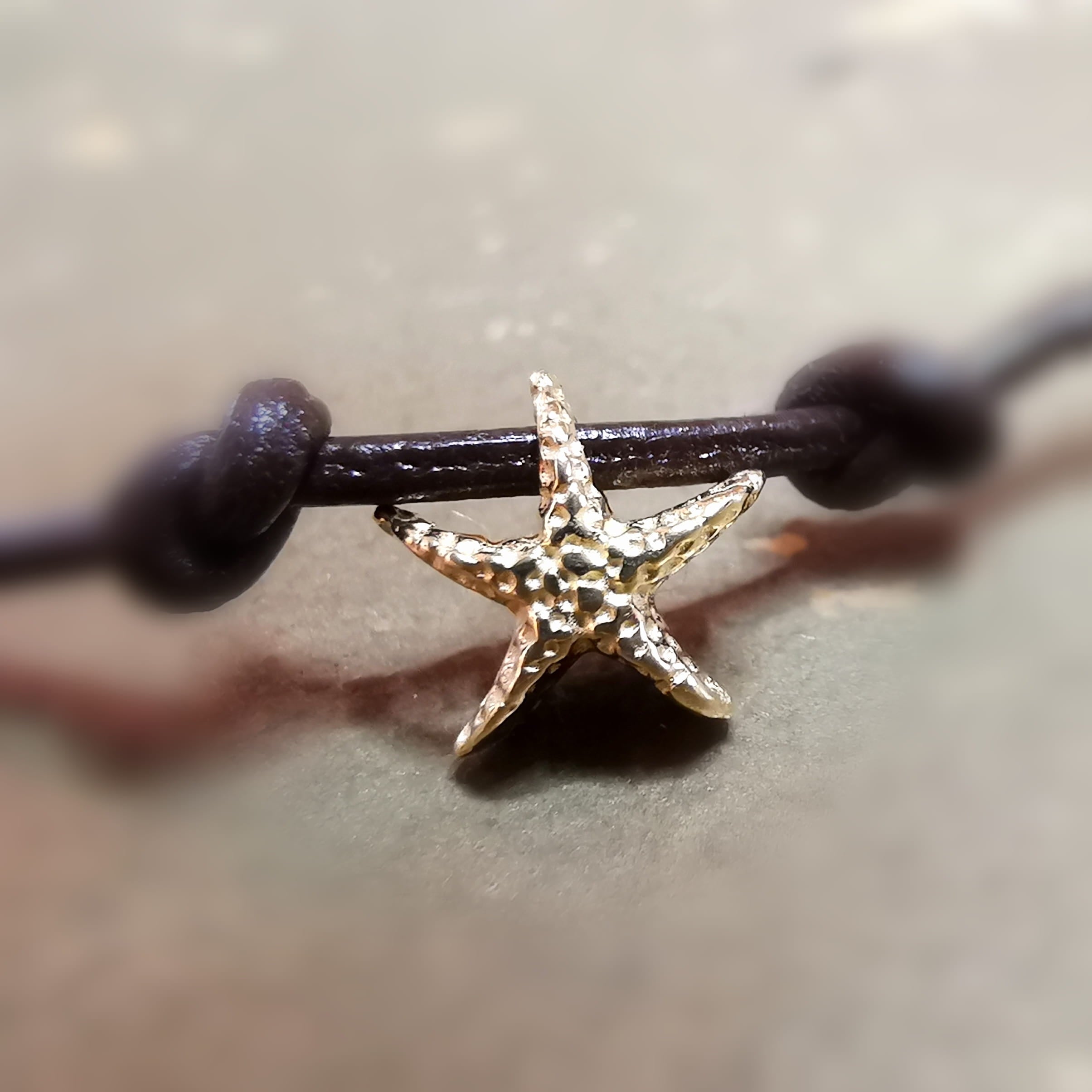 Gold Seestern Leder Yoga Armband – geweiht für Freiheit, Vertrauen & Lebensfreude