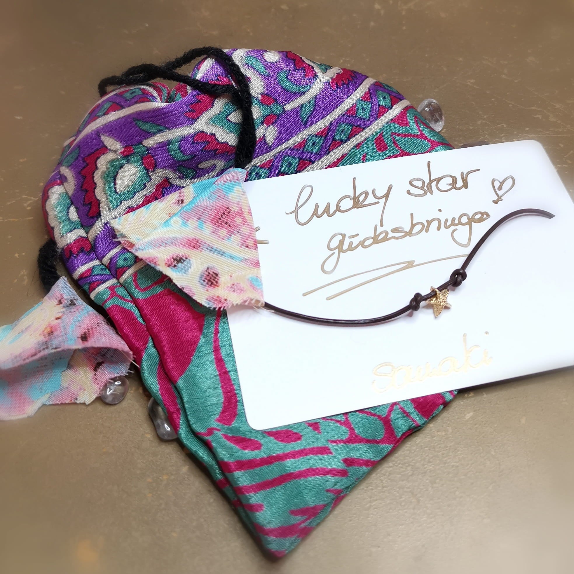 Gold Seestern Leder Yoga Armband – geweiht für Freiheit, Vertrauen & Lebensfreude