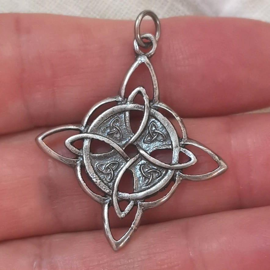 Hexenknoten Anhänger Sterlingsilber – Schutz, Klarheit & Vertrauen