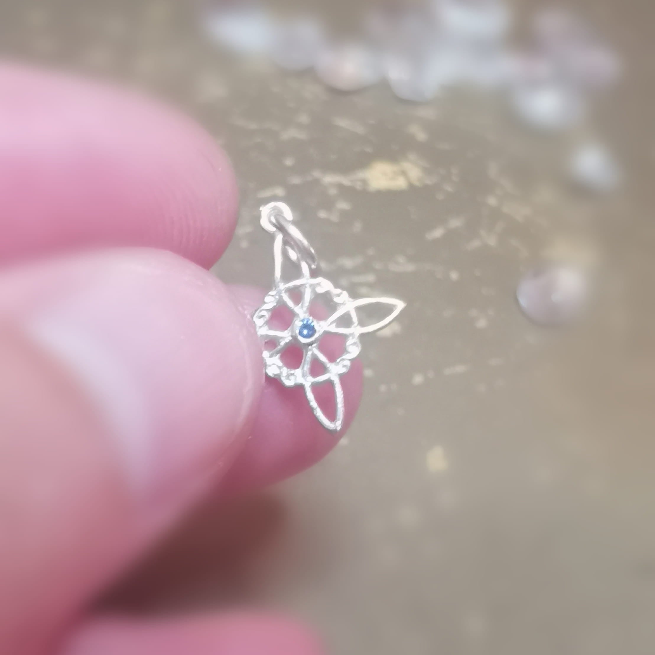 Mini Hexenknoten Anhänger mit blauem Zirkon – geweiht für Schutz, Klarheit & Vertrauen