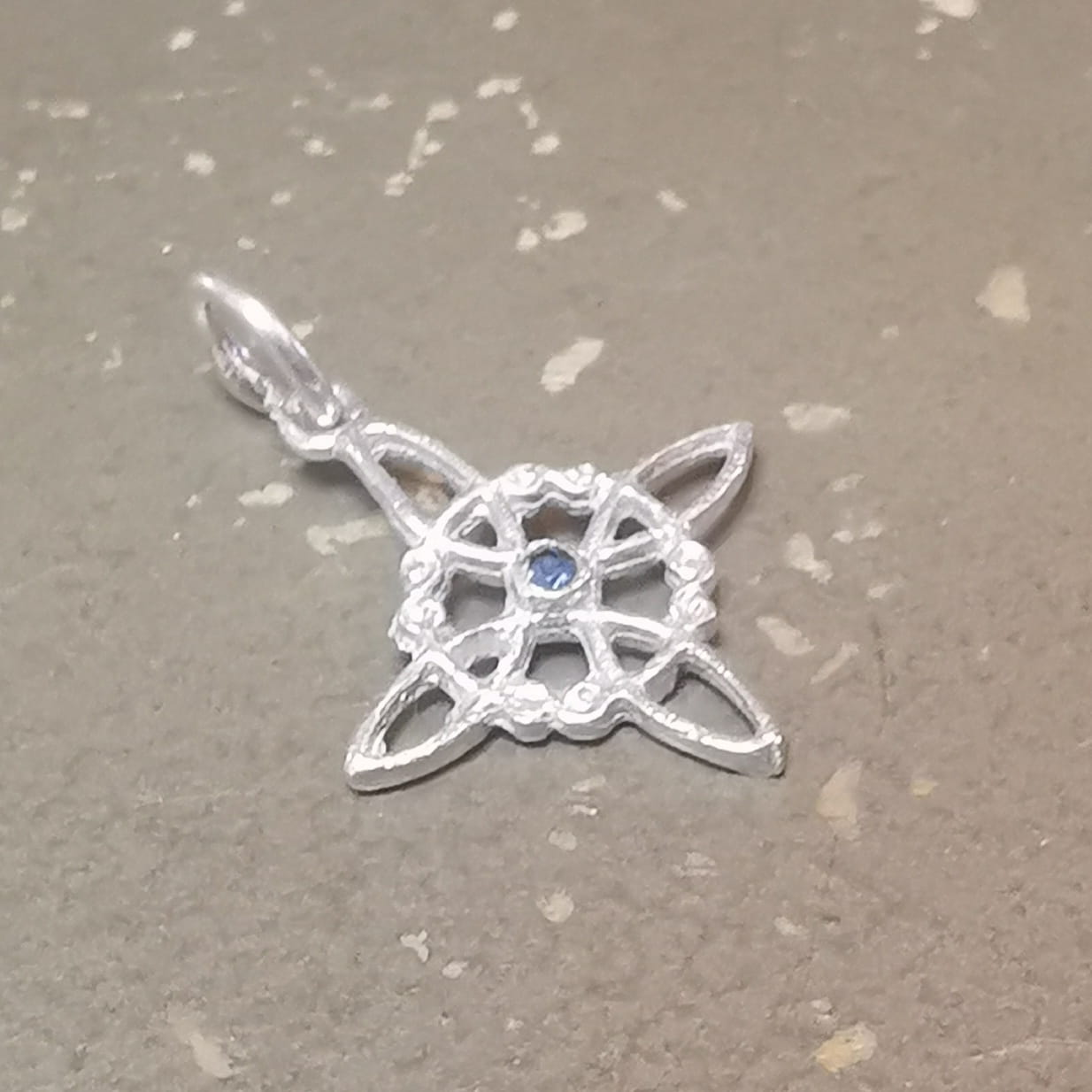Mini Hexenknoten Anhänger mit blauem Zirkon – geweiht für Schutz, Klarheit & Vertrauen