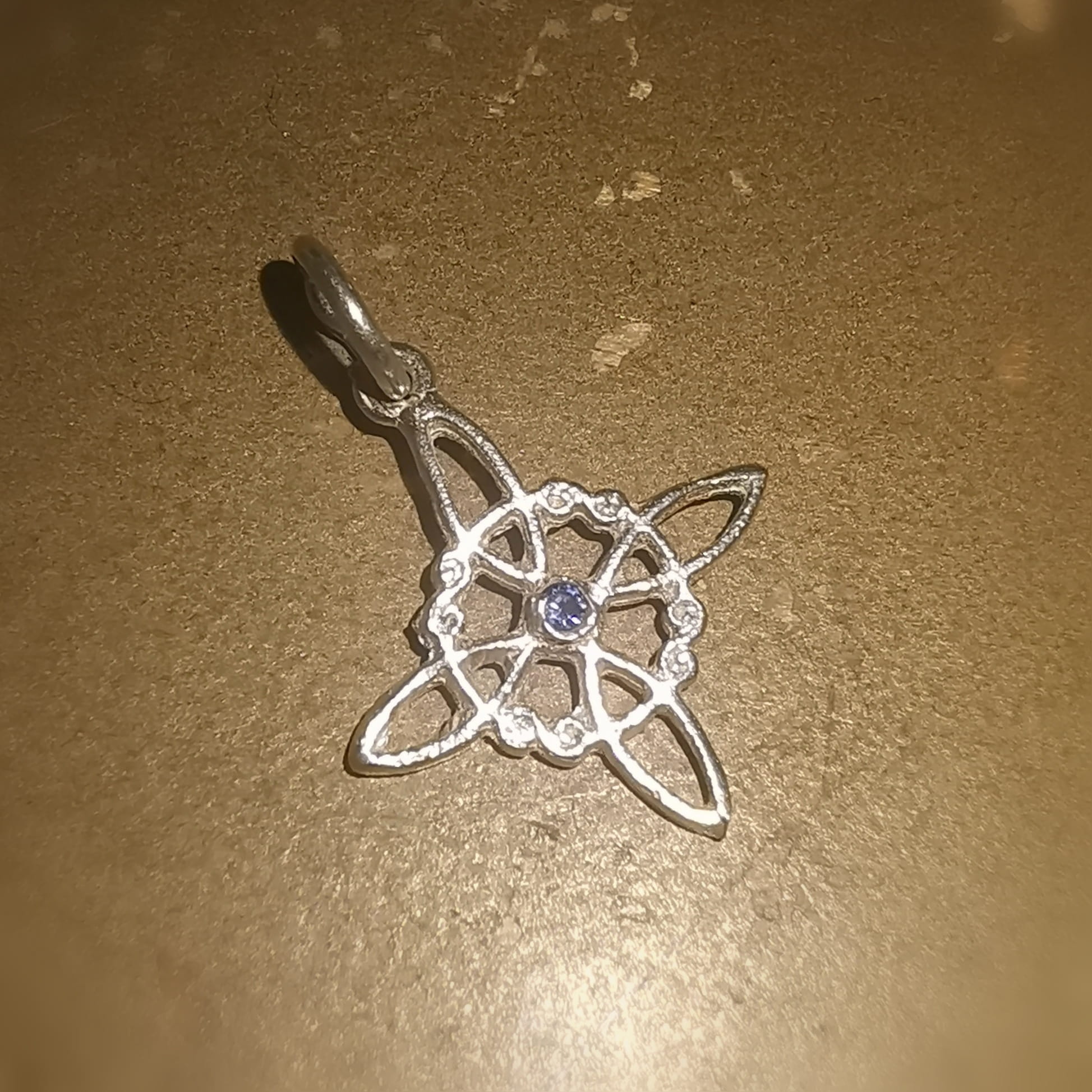 Mini Hexenknoten Anhänger mit blauem Zirkon – geweiht für Schutz, Klarheit & Vertrauen