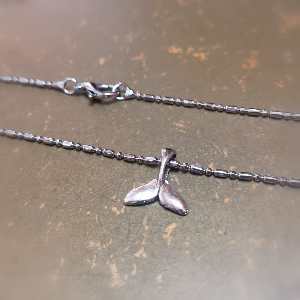 Filigrane Walflossen Edelstahl Kette, 42 cm. Krafttier Wal als Symbol für Freiheit, Intuition, Vertrauen & innere Tiefe. Auf Mallorca geweiht.