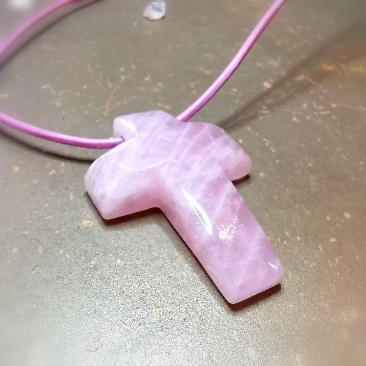 Rosenquarz Edelstein Kreuz Lederkette – Liebe, Vertrauen & Herzensenergie