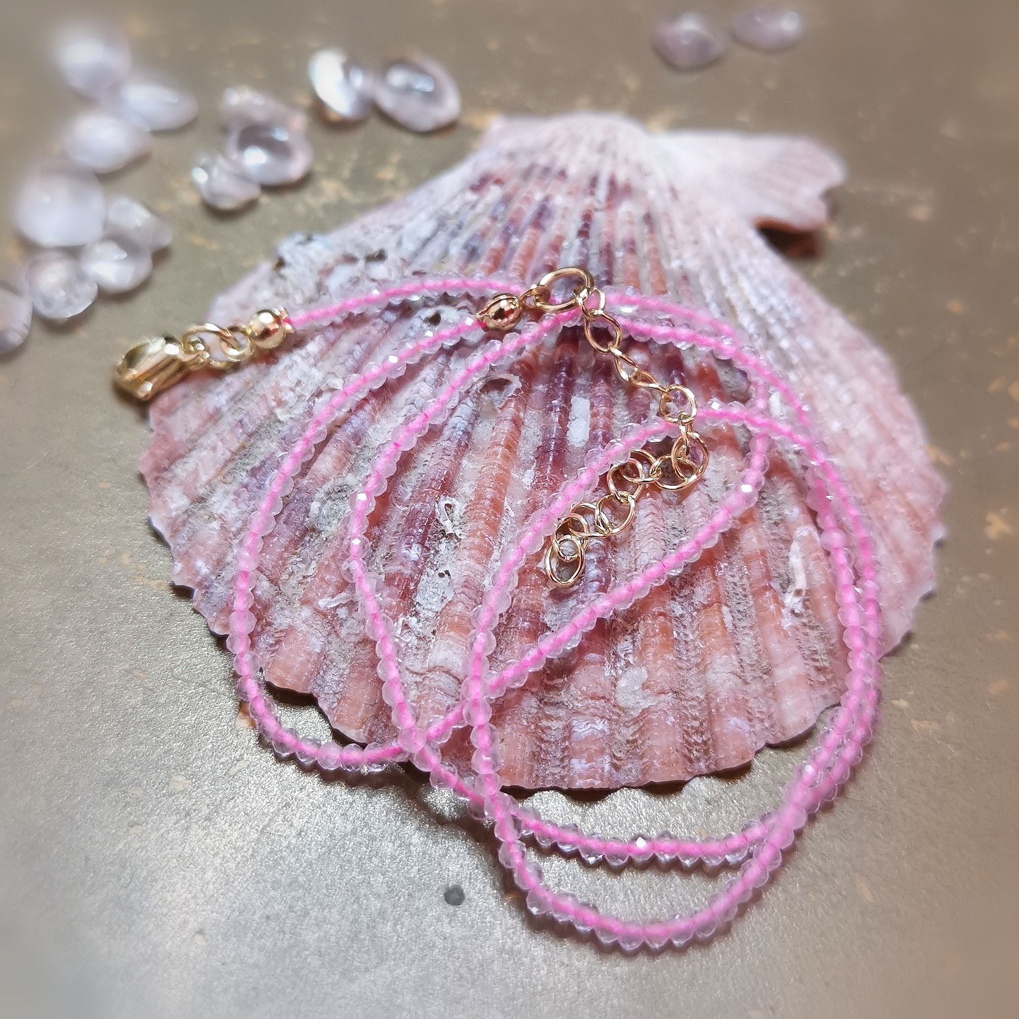 Rosenquarz Edelstein Kette zart facettiert – Liebe, Harmonie & Herzenergie