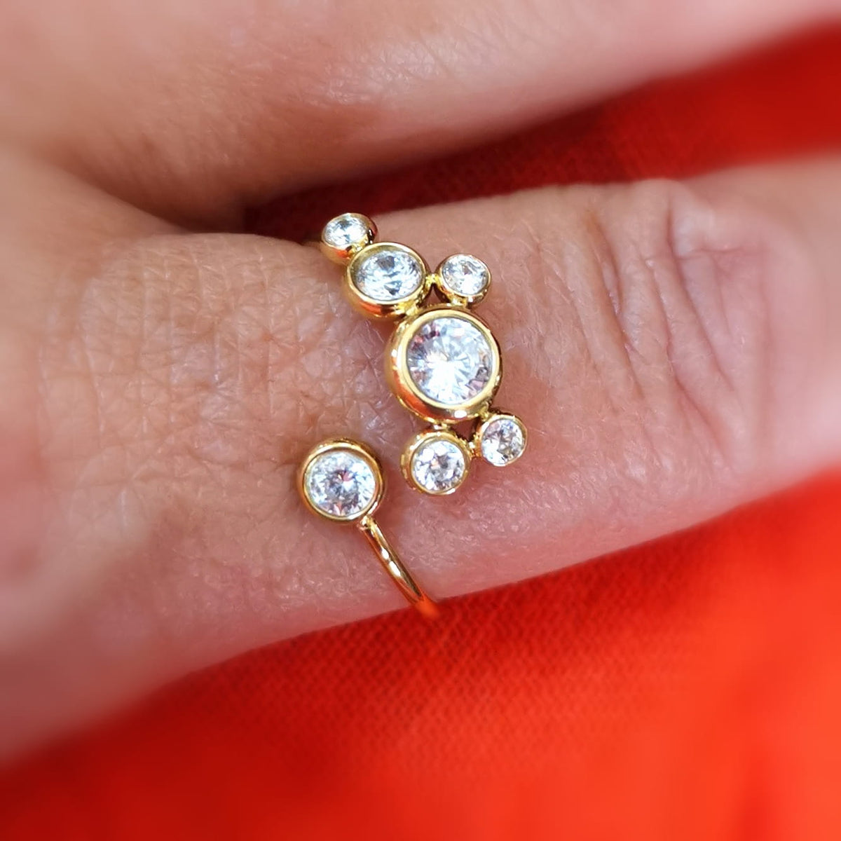Zirkonia Cluster Ring – Sparkle & Leichtigkeit Zirkonia · Edelstahl vergoldet