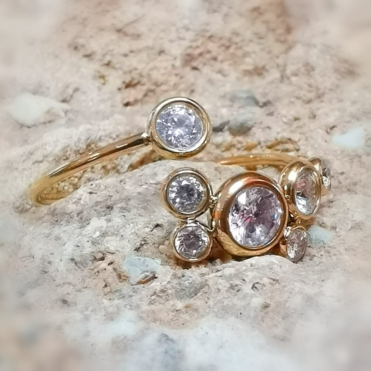 Zirkonia Cluster Ring – Sparkle & Leichtigkeit Zirkonia · Edelstahl vergoldet
