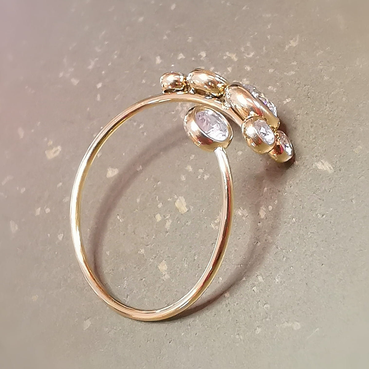 Zirkonia Cluster Ring – Sparkle & Leichtigkeit Zirkonia · Edelstahl vergoldet
