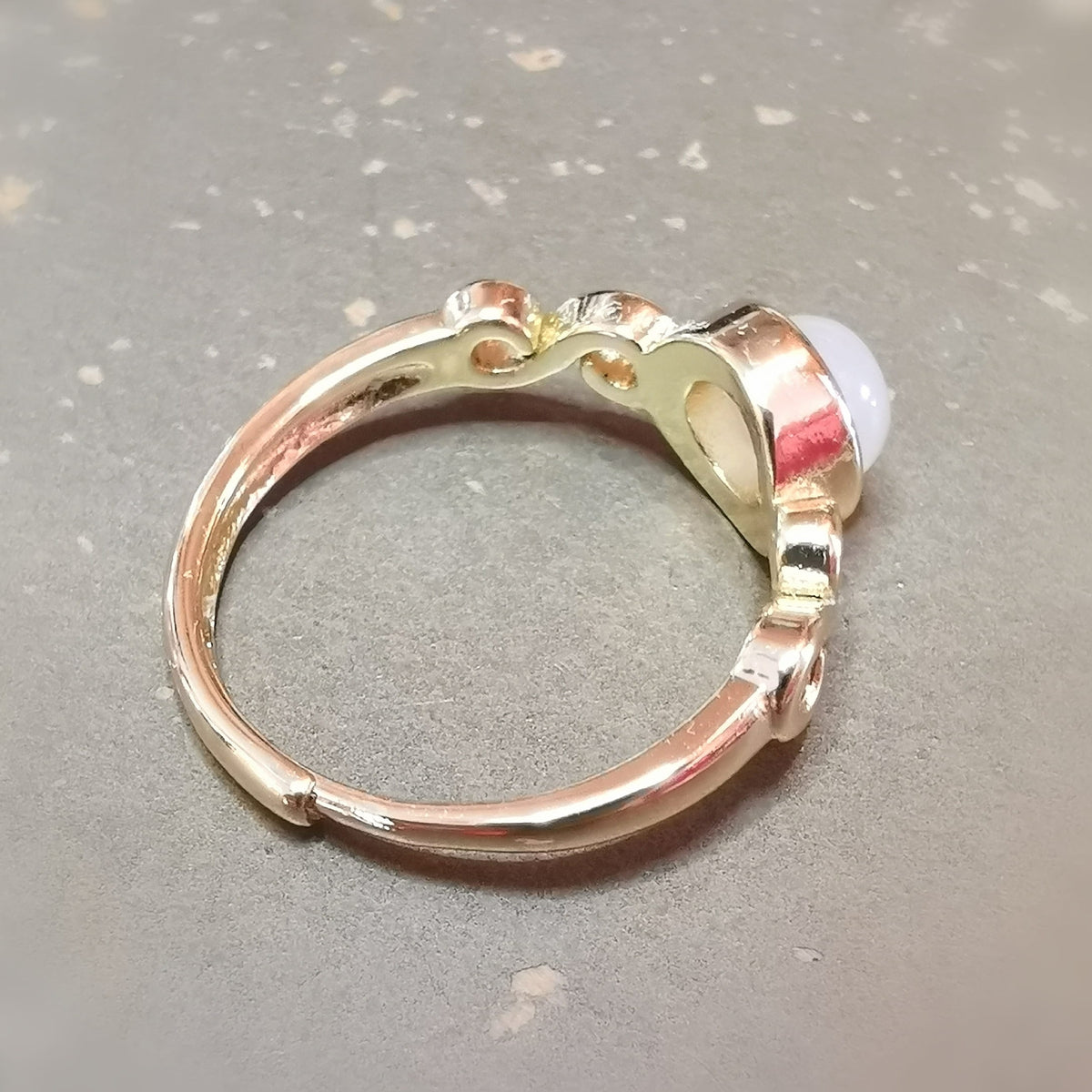 Weißer Achat Infinity Ring – Unendlichkeit, Harmonie & Verbundenheit