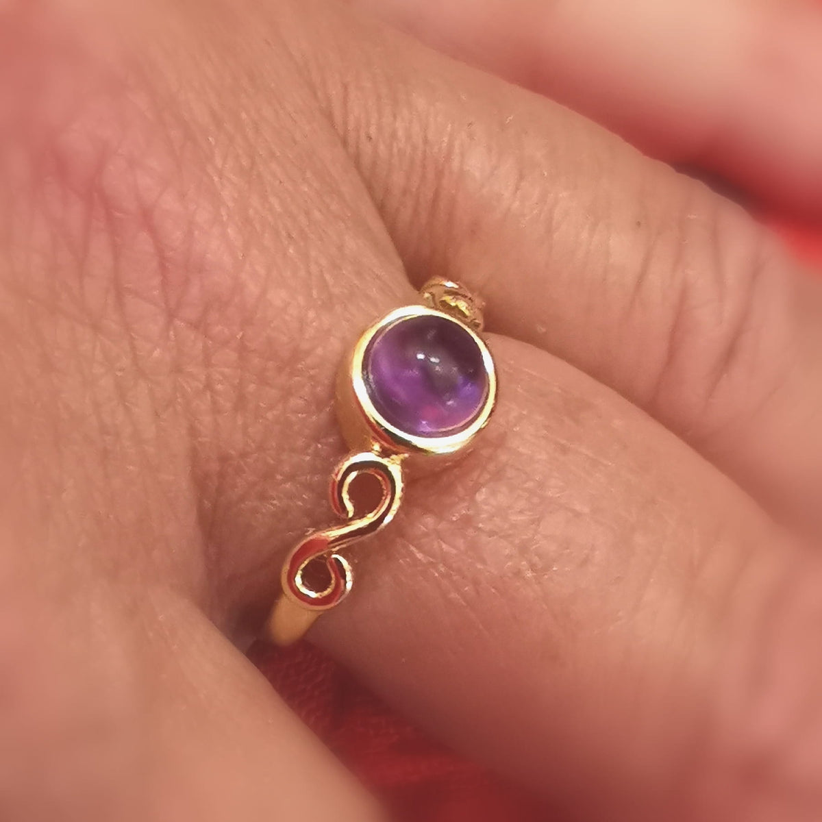 Amethyst Infinity Ring – Intuition & innere Ruhe Echtstein · Edelstahl · 18 Karat vergoldet
