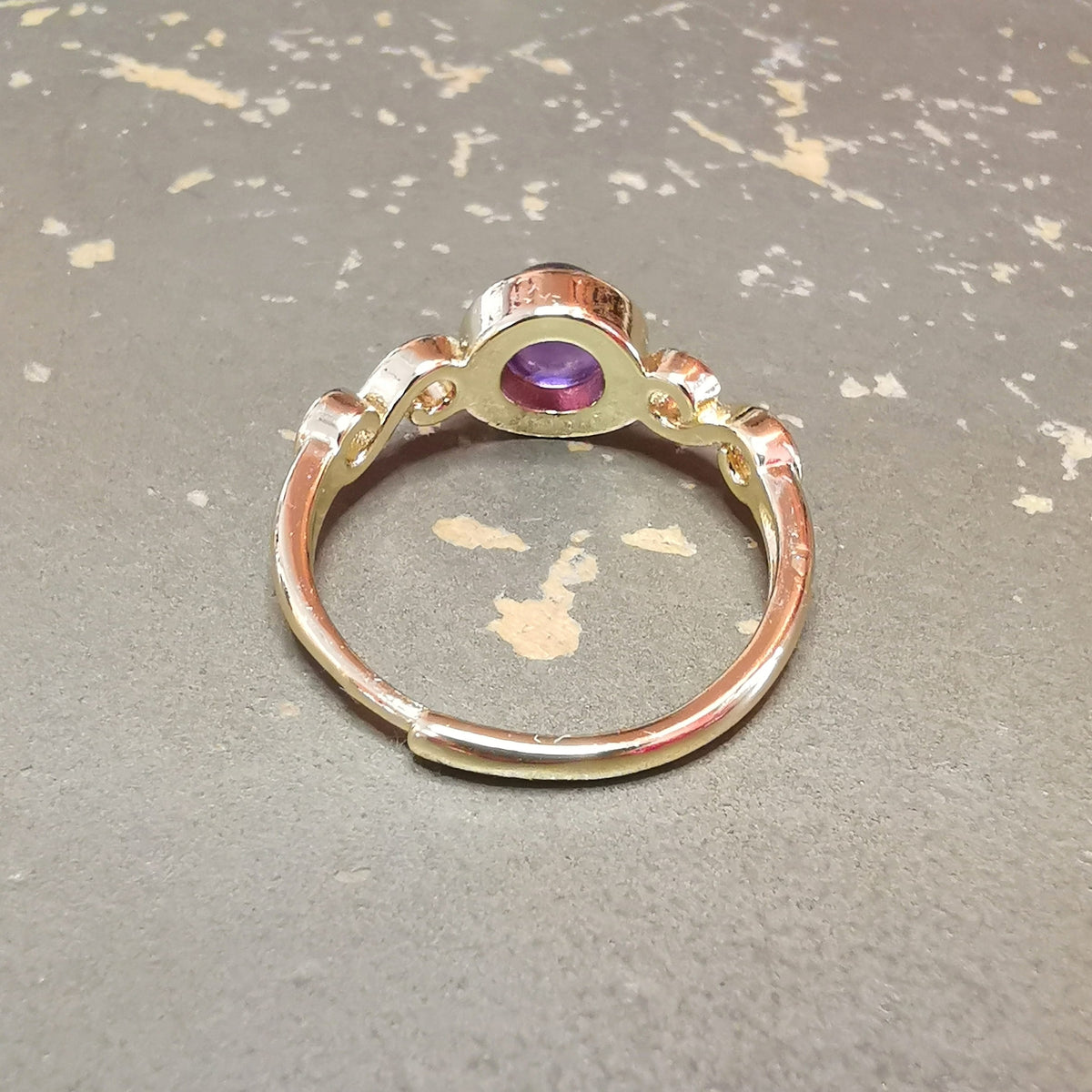 Amethyst Infinity Ring – Intuition & innere Ruhe Echtstein · Edelstahl · 18 Karat vergoldet