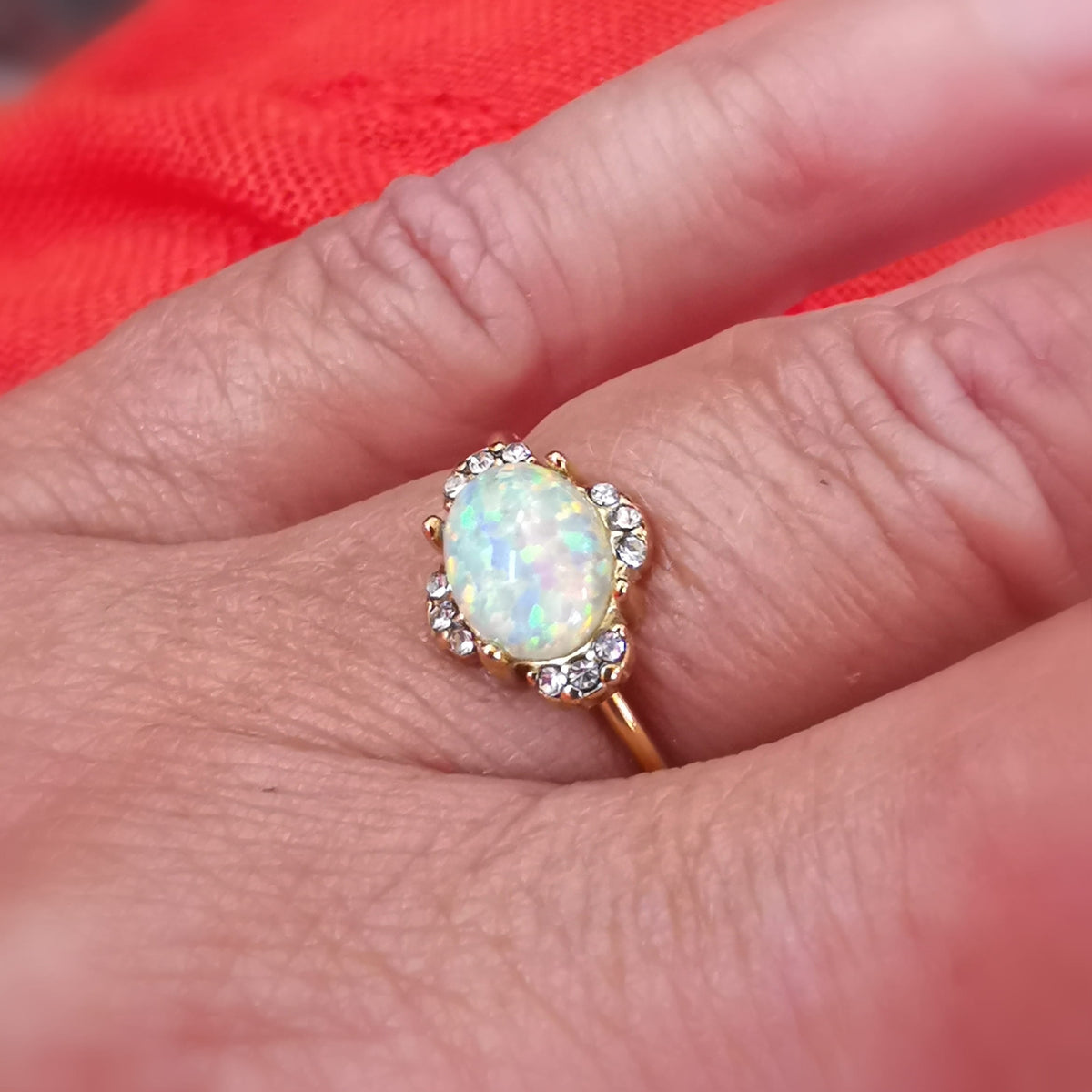 Weisser Opal Edelstein Ring 18 Karat vergoldet – Licht, Wandel & kreative Freiheit