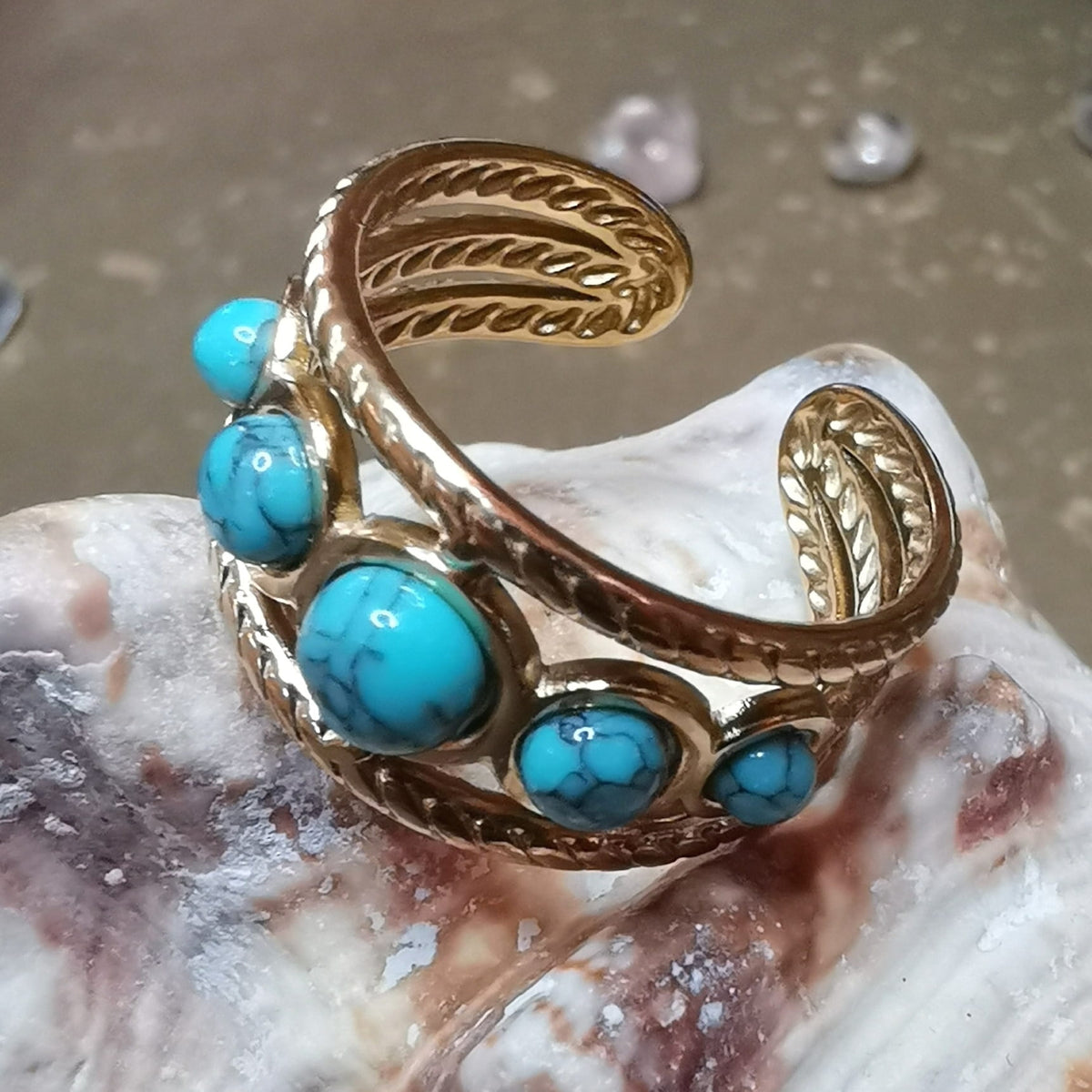 Gold Edelstahl Ring mit Türkis Howlith – verstellbarer Boho Ring