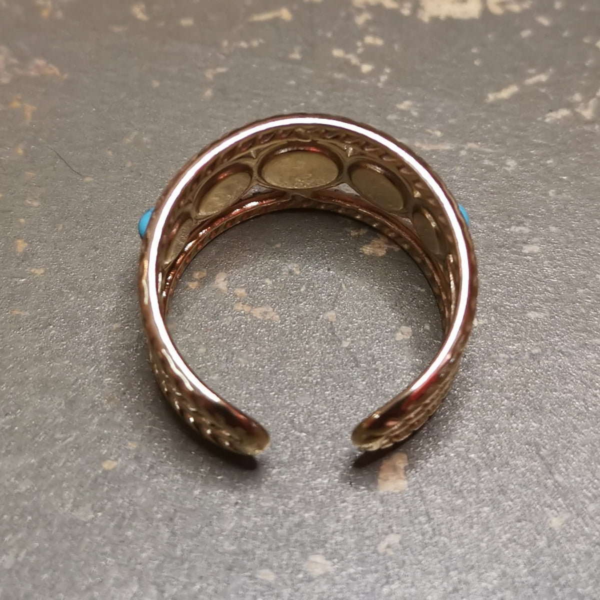 Gold Edelstahl Ring mit Türkis Howlith – verstellbarer Boho Ring