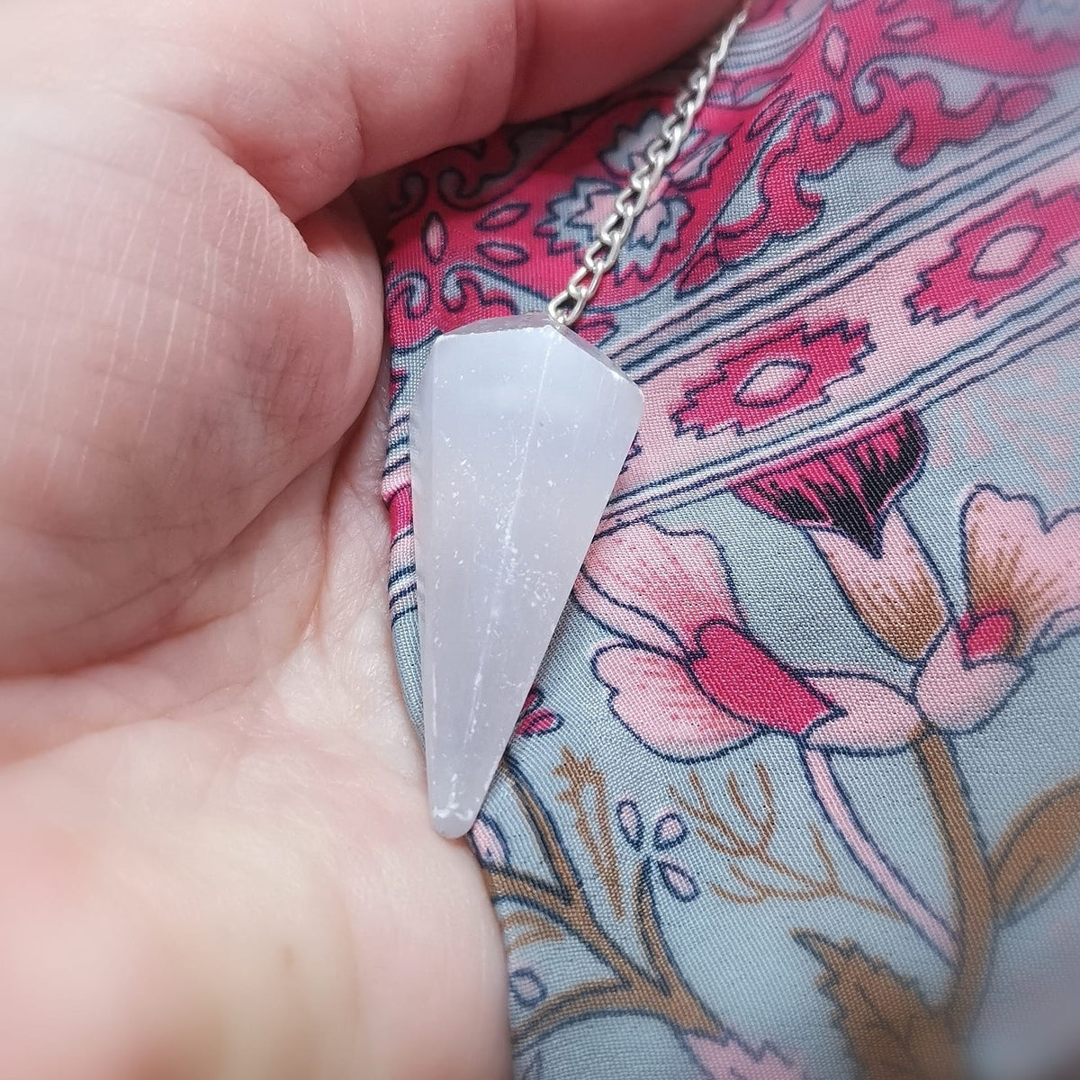 Selenit Edelstein Pendel mit Seidentäschchen – Licht Klarheit Reinigung Reiki Orakel