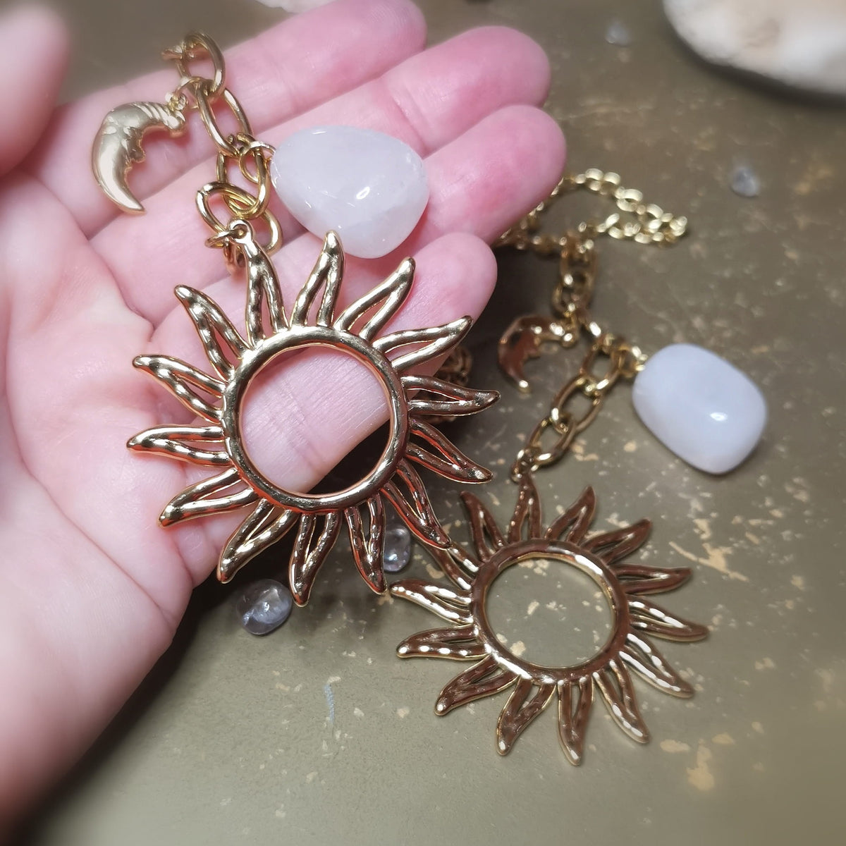 Sonne & Mond Rosenquarz Edelstein Kette Gold – geweiht für Liebe, Harmonie & Lebensfreude
