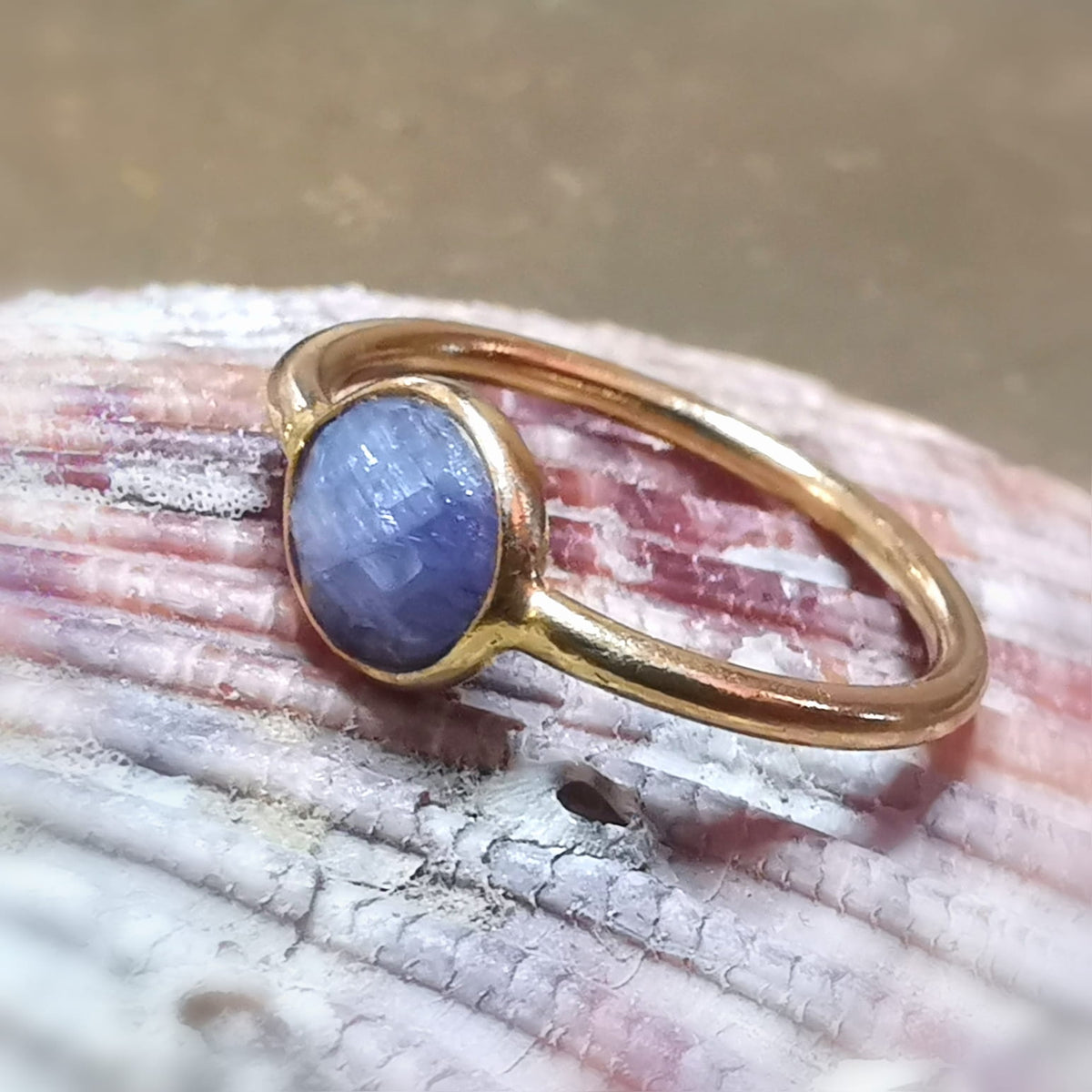 Blauer Korund Edelstein Ring Gold Edelstahl – Saphir Symbolik, Weisheit & innere Stärke