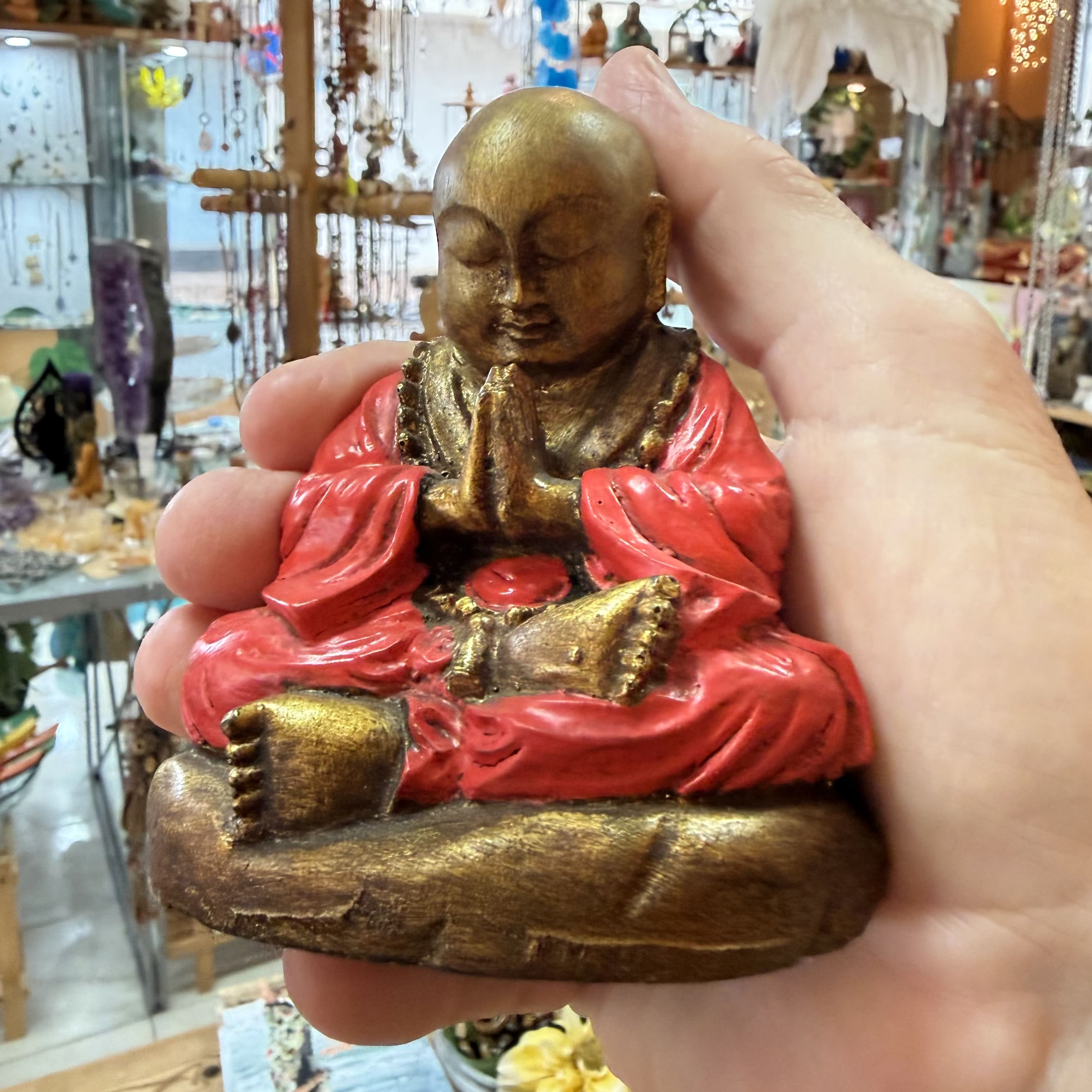 Mönch Deko Figur · Rot & Gold Ruhe, Achtsamkeit & innere Einkehr