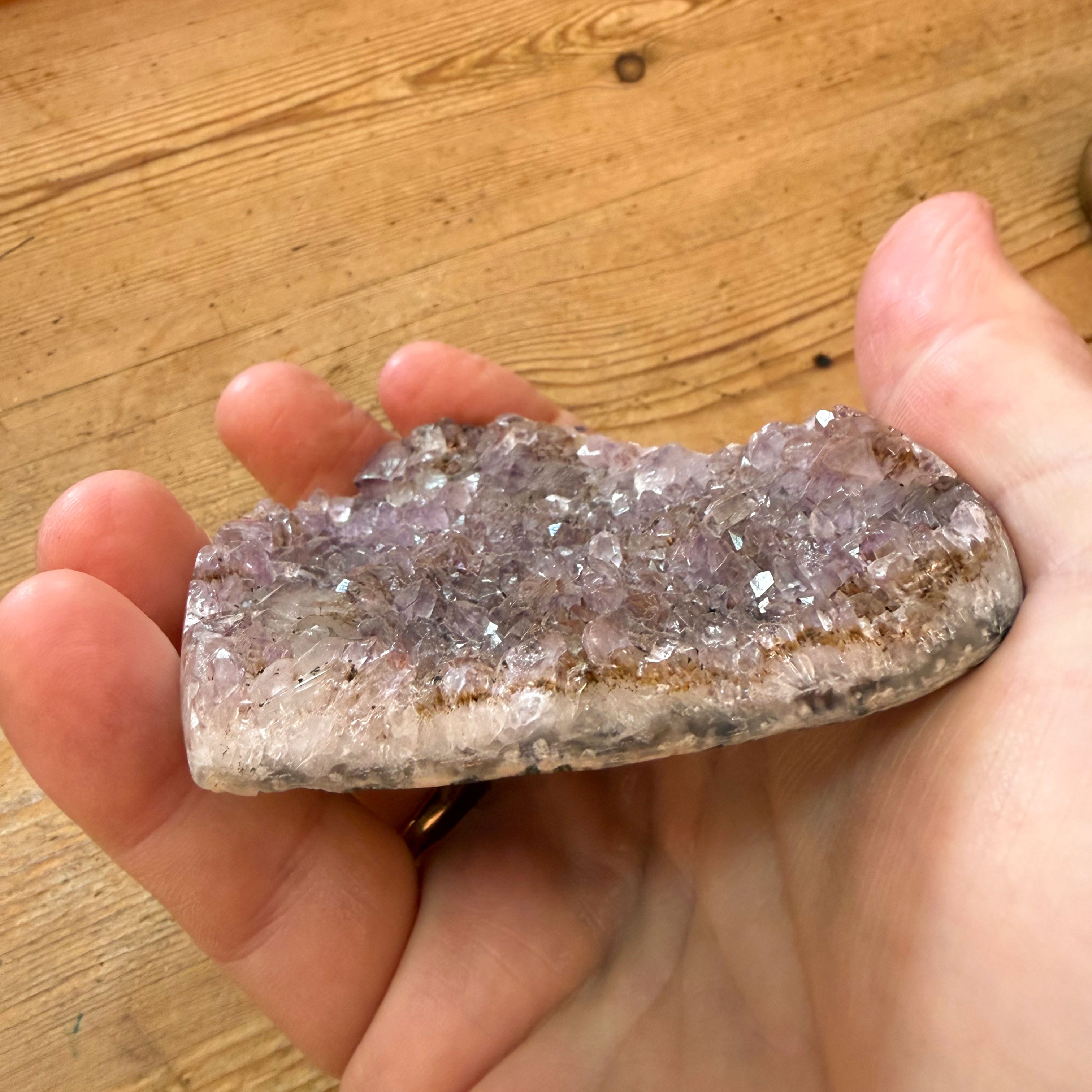 Amethyst Edelstein Druse Herz – geweiht für Ruhe, Schutz & Herzensfrieden