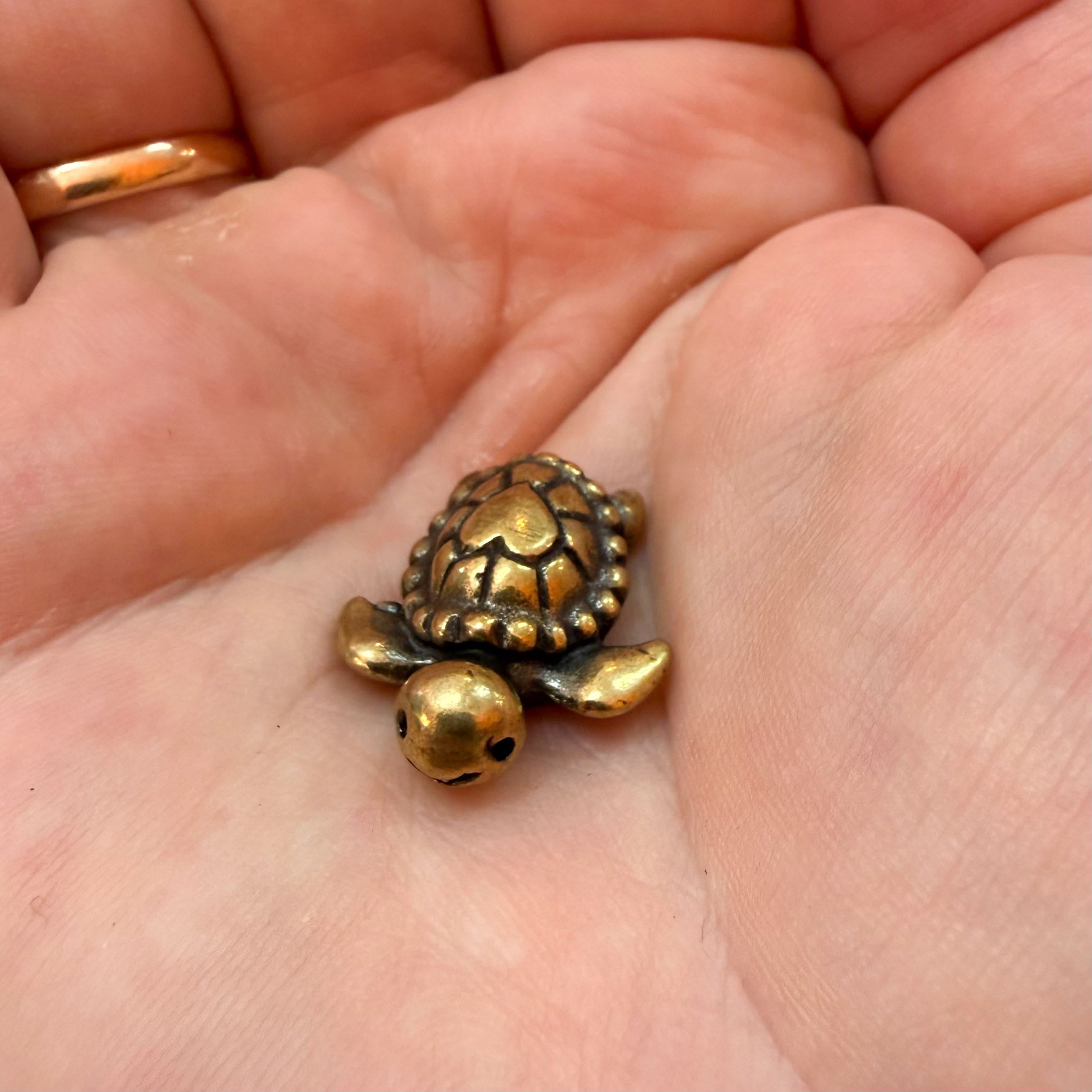 Schildkröte Handschmeichler aus Messing – geweiht für Vertrauen, Schutz & innere Ruhe