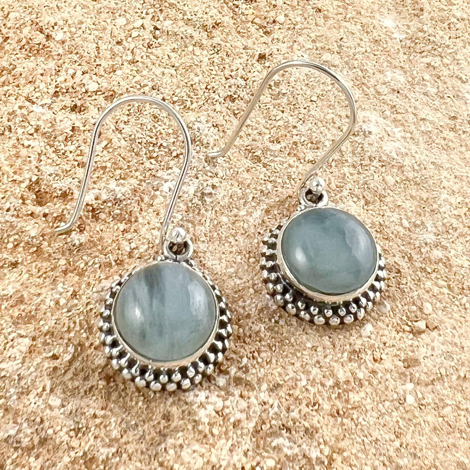 geweihte Aquamarin Edelstein Ohrringe rund Bali Stil, hell blaue Heilsteine in Sterlingsilber - Freiheit