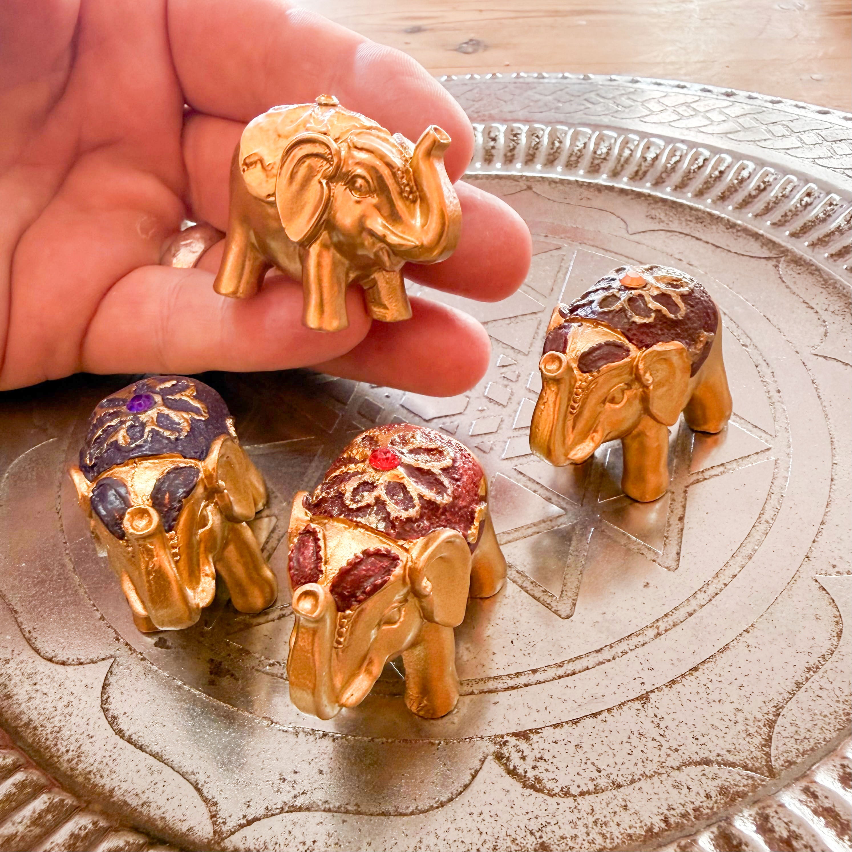 Deko Elefant Gold – Glücksbringer & Krafttier in Gelb, Lila, Rot oder Orange