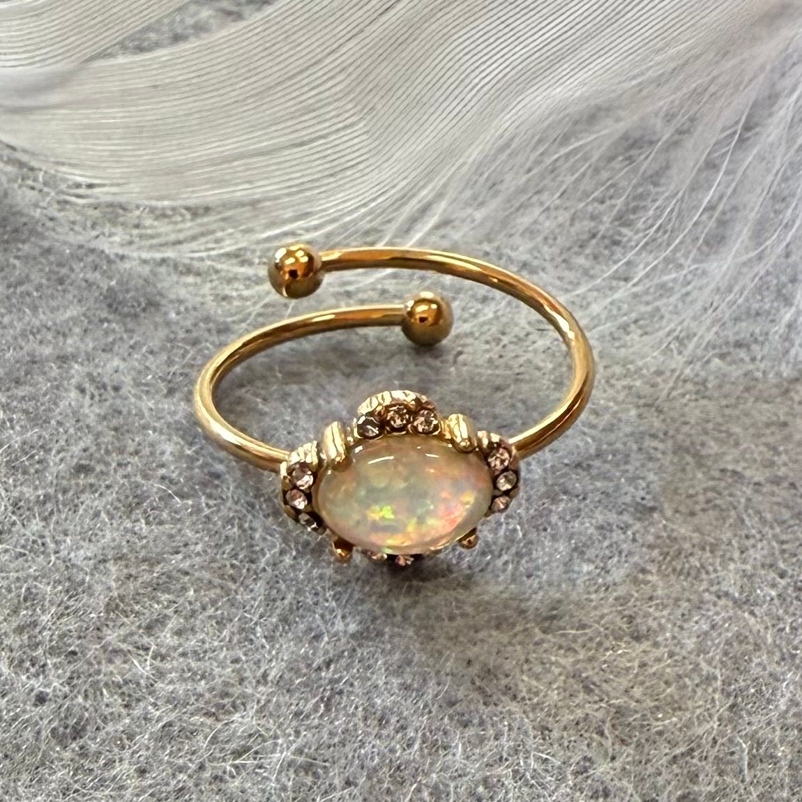 Weisser Opal Edelstein Ring 18 Karat vergoldet – Licht, Wandel & kreative Freiheit
