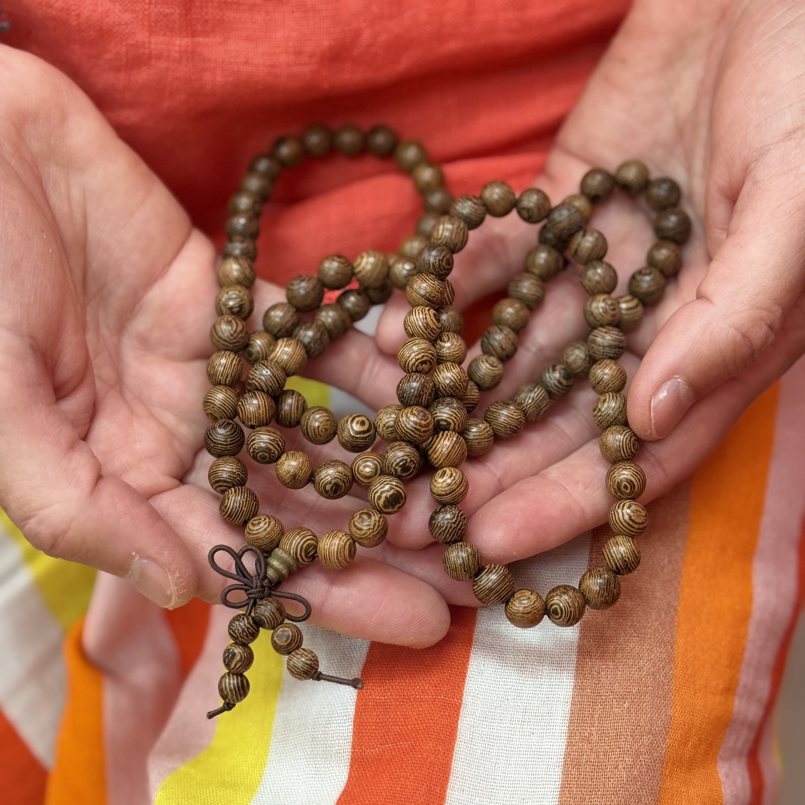 Japanisches Holz Mala Gebetskette elastisch, gemasert – 108 Perlen für innere Ruhe & Achtsamkeit