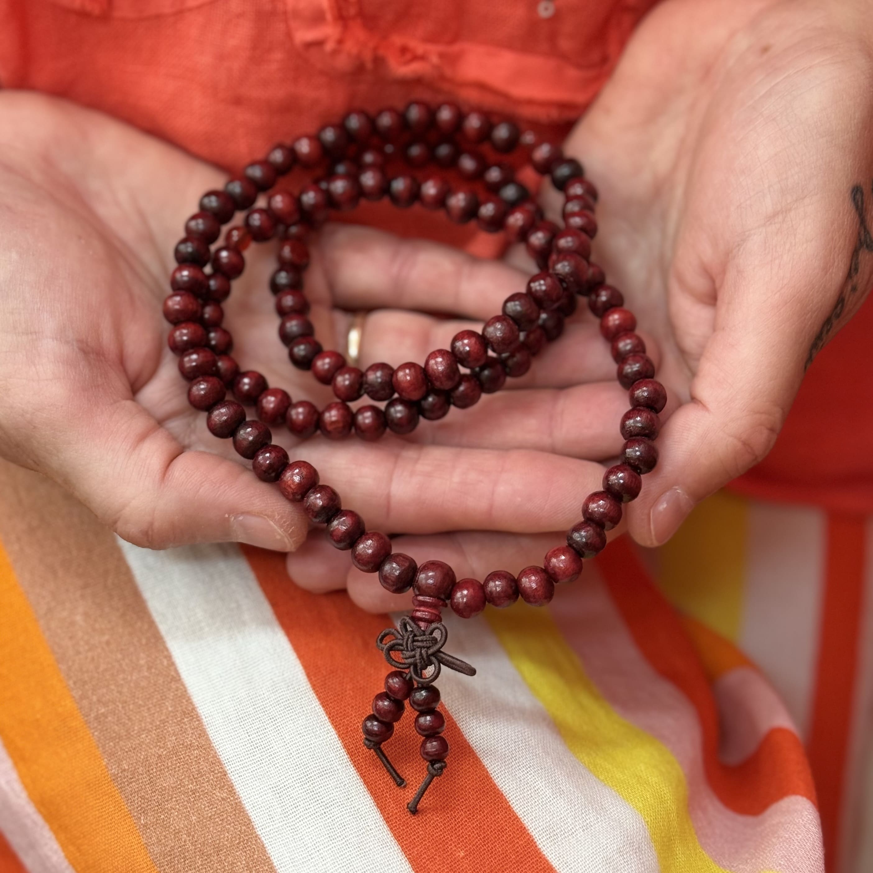 Japanisches Holz Mala Gebetskette 108 Perlen Rot - für innere Ruhe, Frieden in der Stille & Kraft