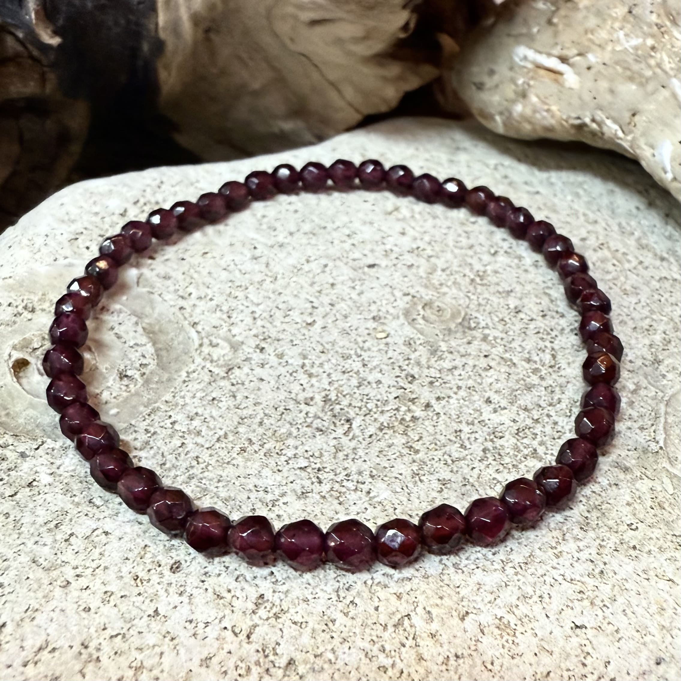 💫 Details & Design
• Granat-Kugelarmband aus natürlichen Edelsteinen
• Perlengröße ca. 6 mm – tiefrot, facettiert geschliffen
• flexible Armbandgröße: ca. 16,5 cm (Elastikband)
• hochwertige AA Qualität – intensiver Glanz & Erdung
• handgefertigt auf Mallorca – ein Unikat von samaki originals
🙌 samaki Affirmation
„Ich vertraue meiner inneren Kraft & lasse das Feuer meines Herzens leuchten.“
🌀 Wirkung – Granat Edelstein
Granat gilt als Hüter wahrer Freundschaften und stärkt Willenskraft, Selbstvertrauen