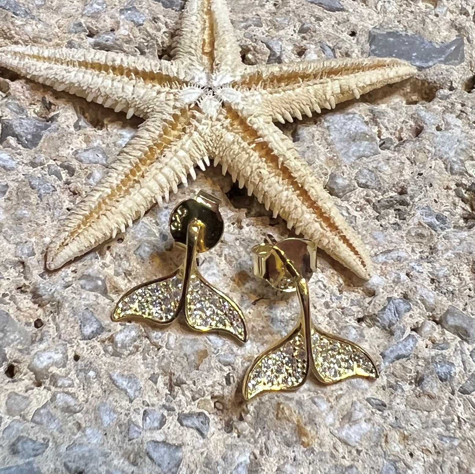 Walflosse Ohrringe Ohrstecker, Sterlingsilber vergoldet, Ohrschmuck filigran, Krafttier Wal