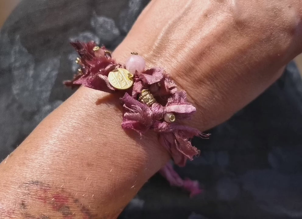 Boho Armband Burgunder Rot, Seide mit Gold und Turmalin Edelstein, geweiht, das Leben feiern
