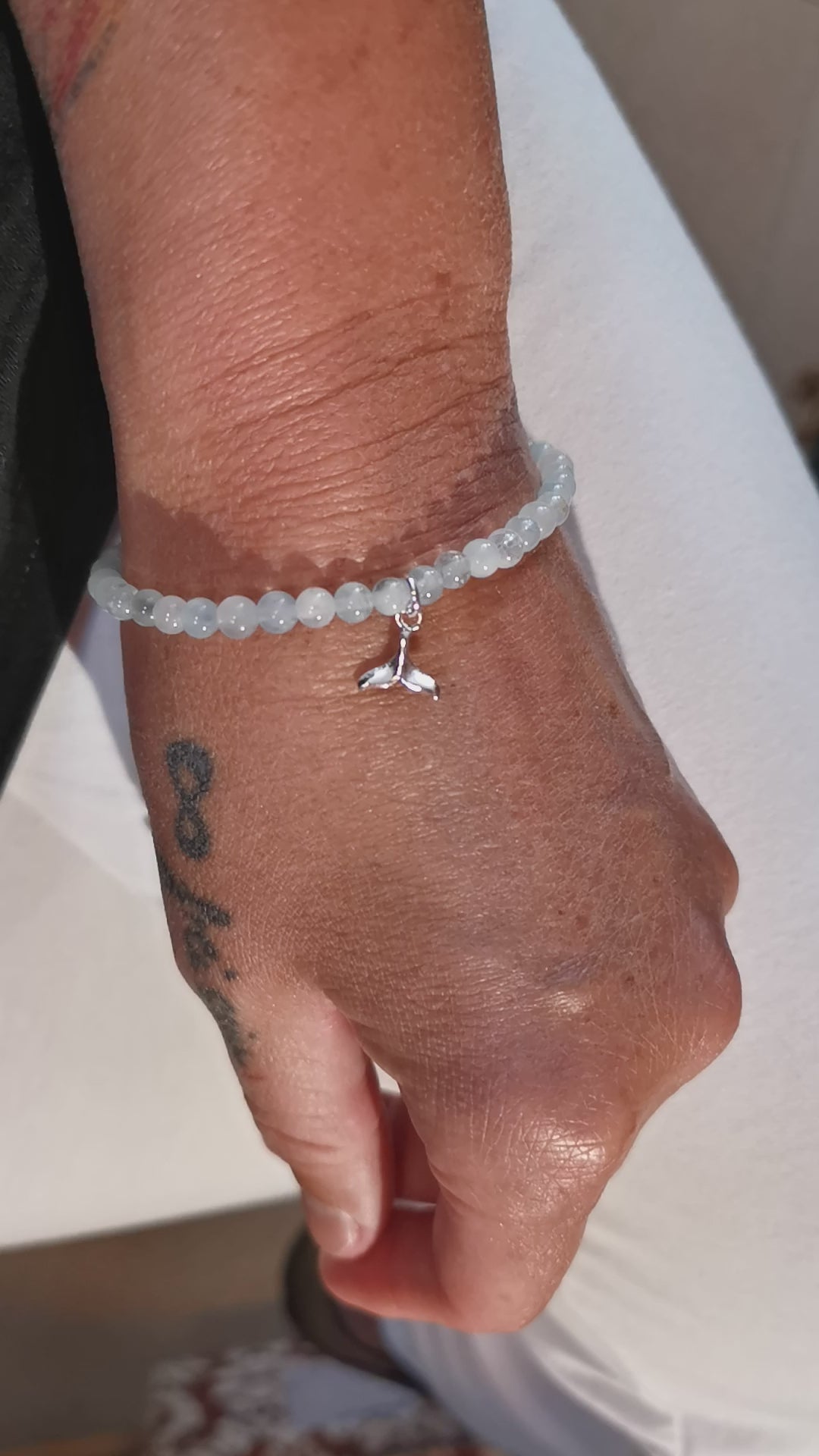 geweihtes Aquamarin Beryll Karma Edelstein Armband mit mini Walflosse, Krafttier Talisman, Heilsteine AA Qualität, tiefes Wissen