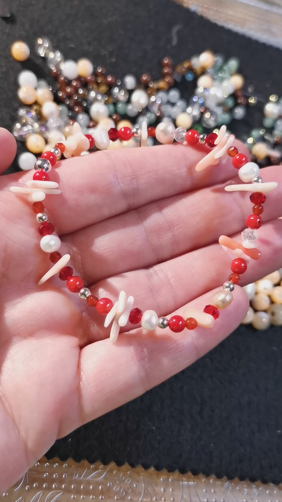 geweiht: Perle Koralle Carneol Swarovski Kristall Sterlingsilber, Heilstein Edelstein Karma Boho Armband, Licht und Liebe