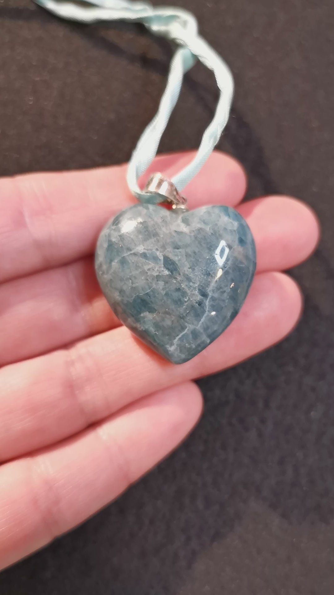 geweihte Apatit Edelstein Heilstein Herz Kette, Natur Unikat Anhänger an Seide, antistress, Zufriedenheit