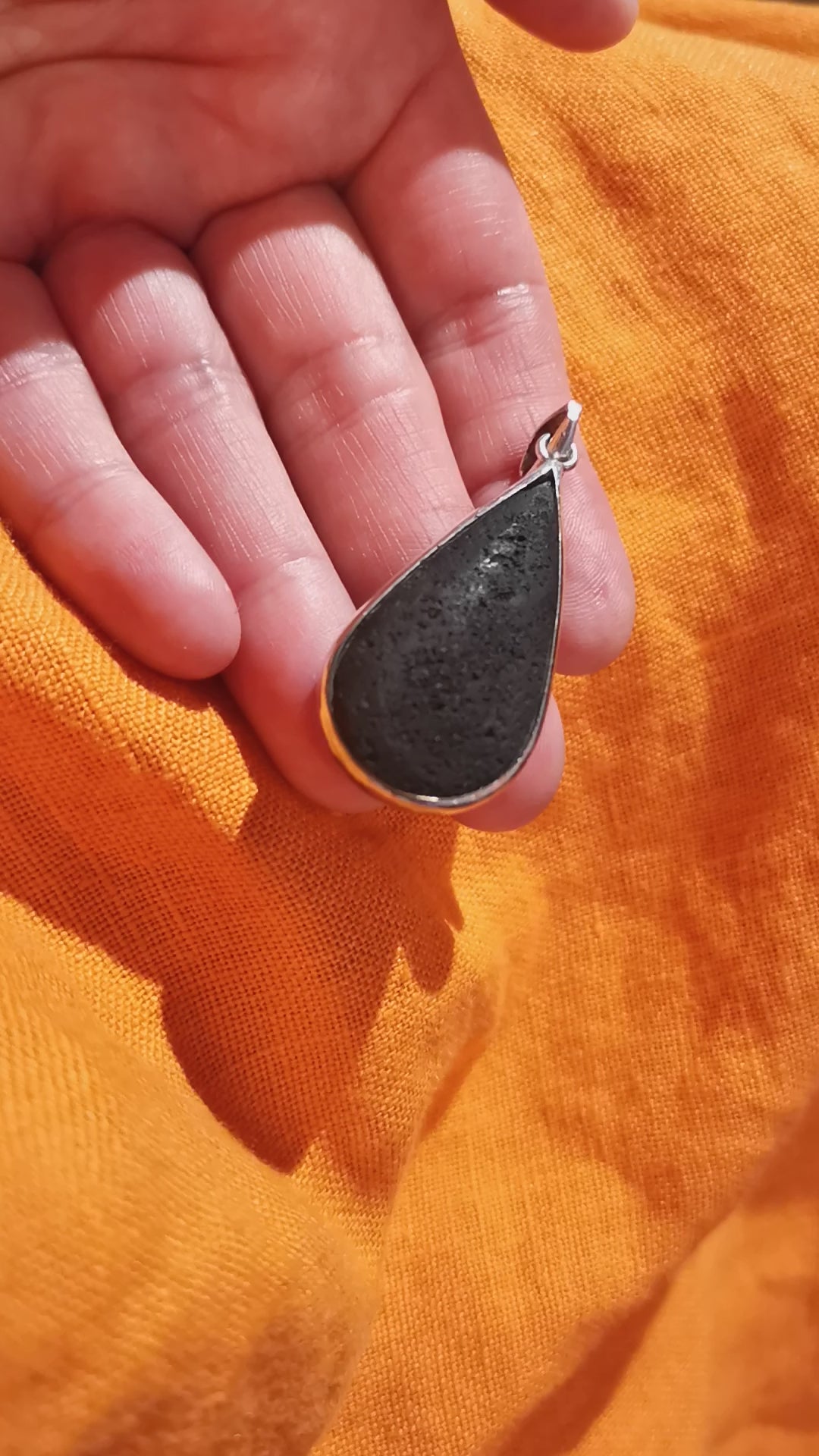 Lava Unikat Edelstein Tropfen Heilstein Anhänger Sterlingsilber, geweiht: Wurzelchakra Aura Kraft und Gelassenheit