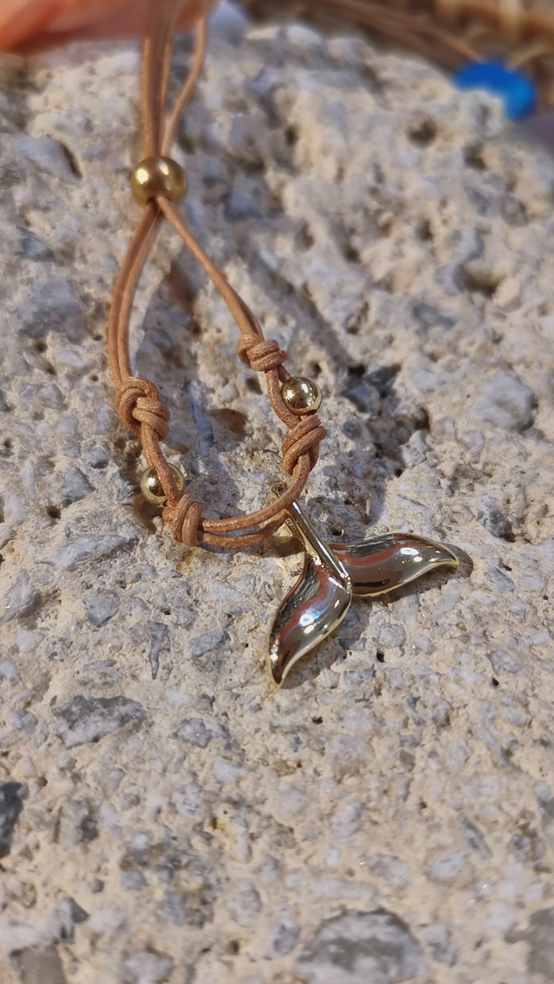Walflosse Krafttier Leder Karma Armband, alle Grössen, Charm vergoldet, geweiht, Seelenführung