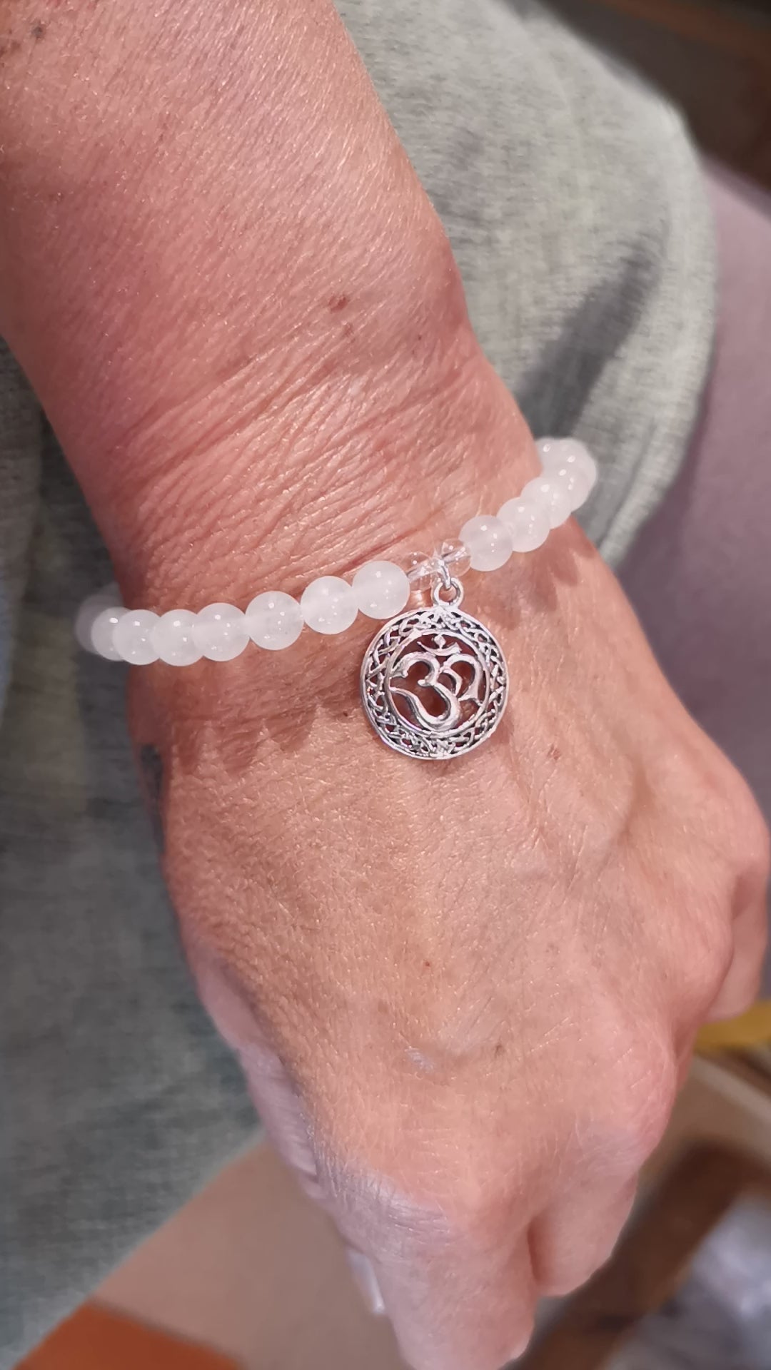 geweihtes Jade Om Chakra Karma Edelstein Heilstein Armband, weiß, Klarheit und Inspiration