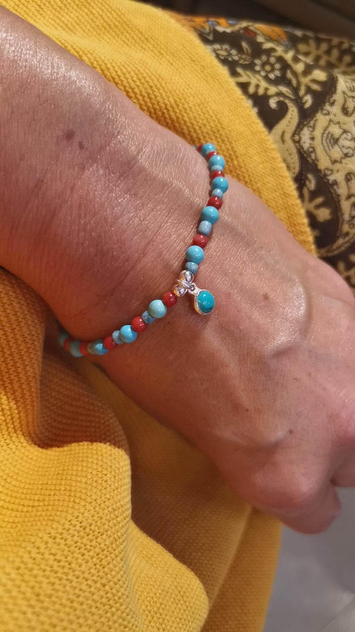 Tibet Türkis Rote Koralle Türkis Howlith, Karma Charm Armband geweiht, Aura Chakra Schmuck, Kraft und Freiheit