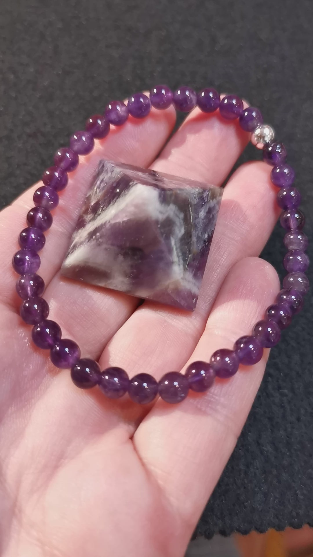 Unikat Amethyst Karma Armband, lichtvolle Edelsteine in AA Qualität, mit Heilstein Pyramide, Geschenkset geweiht