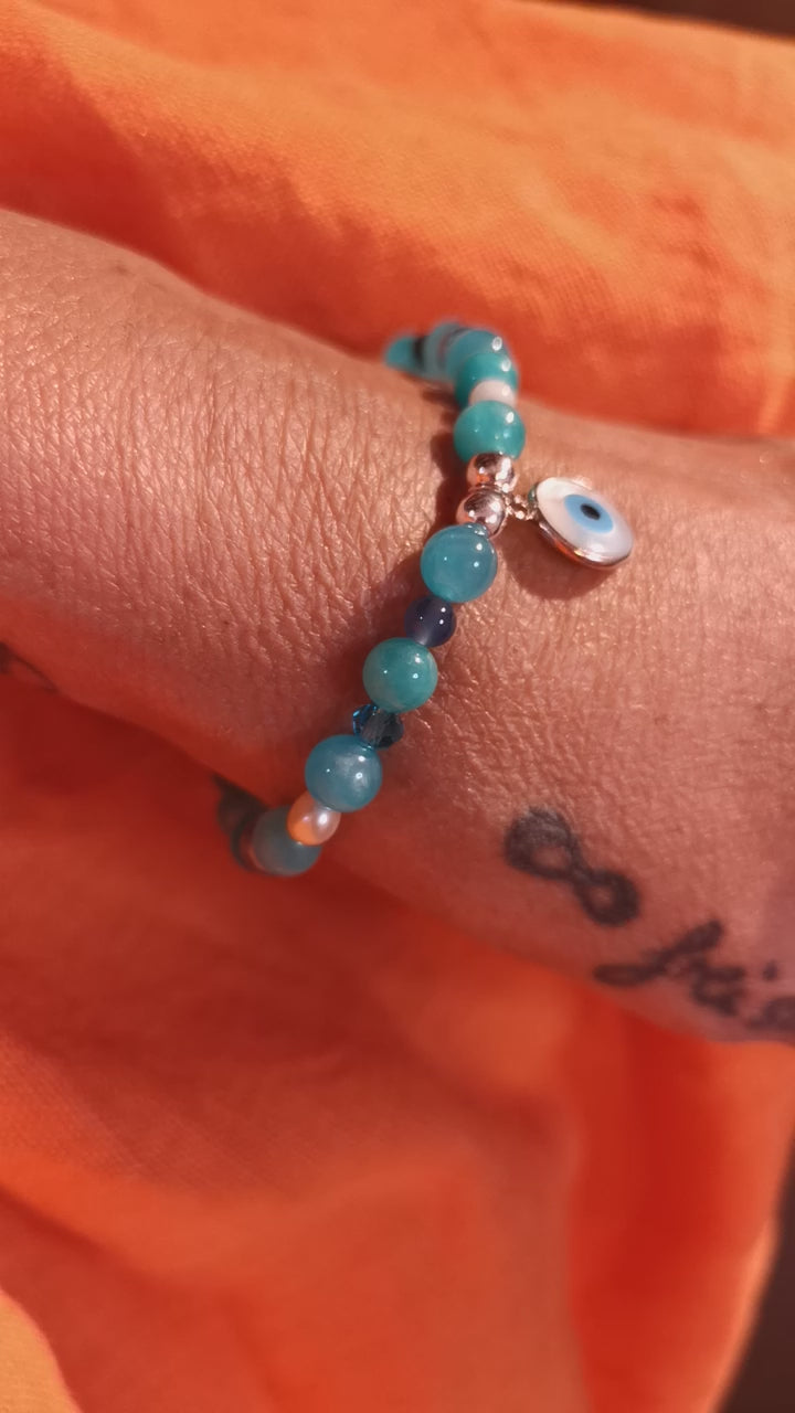 Amazonit Edelstein Mix mit Aqua Aura, Perle, Swarovski Kristall und Auge von Nazar Charm, Karma Heilstein Armband, geweiht - lichtvoll behütet