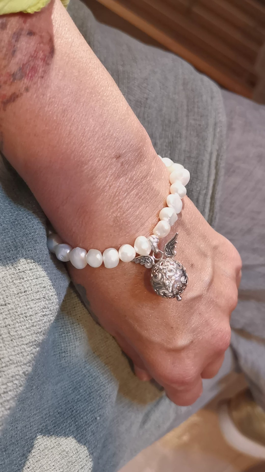 geweihtes Engelsrufer Perle Karma Armband weiß - Lebe Liebe Lache