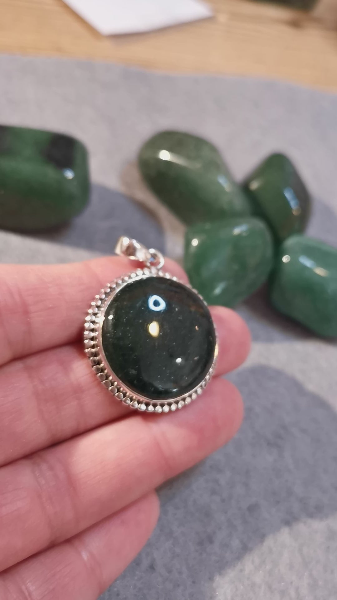 Aventurin Edelstein Amulett Sterlingsilber Karma Herz Chakra Heilstein Anhänger warmes tiefes Grün, geweiht: Herzschutz und Kraft