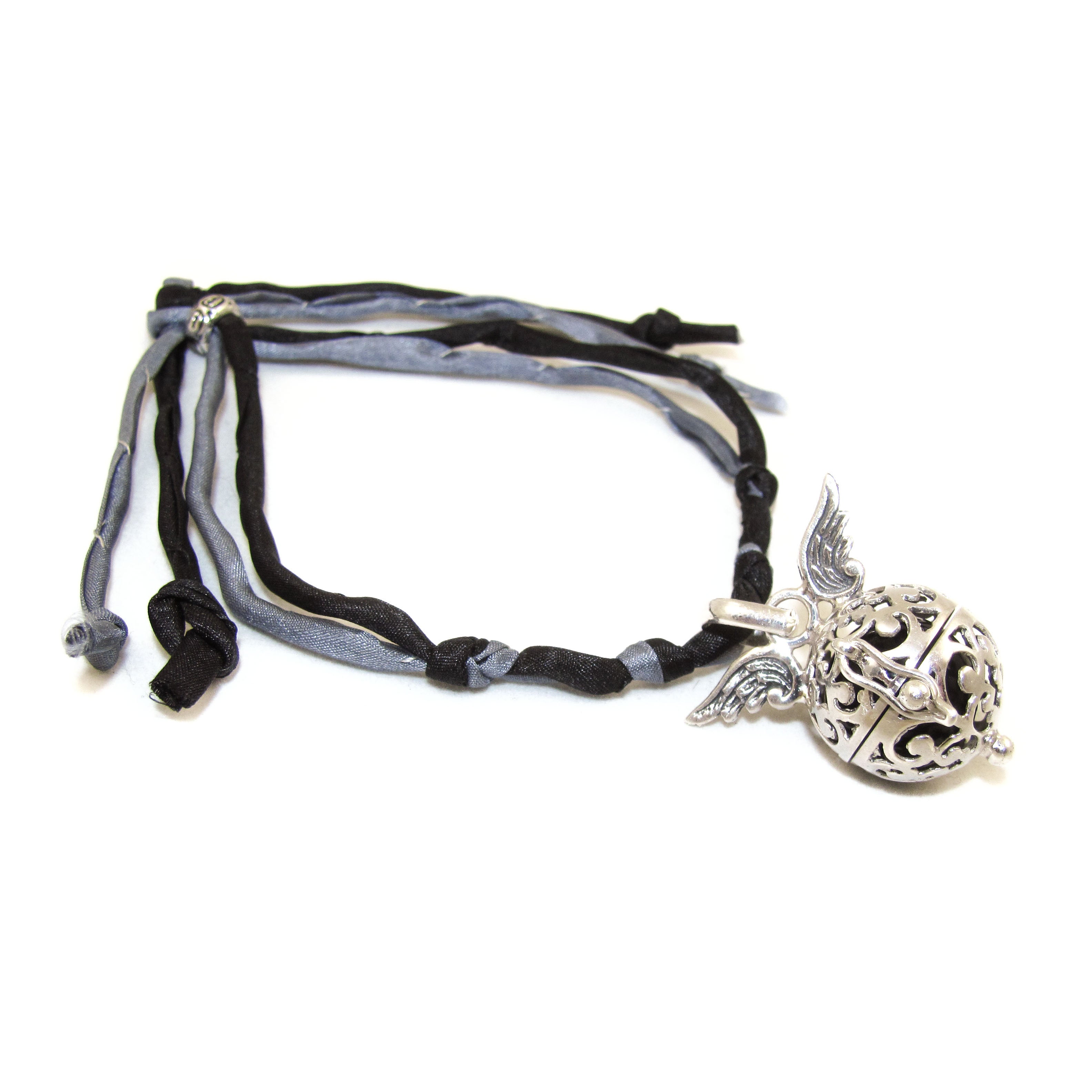 love, peace and happiness - Engelsrufer Flügel Armband Seide, Schwarz / Grau - Schutz